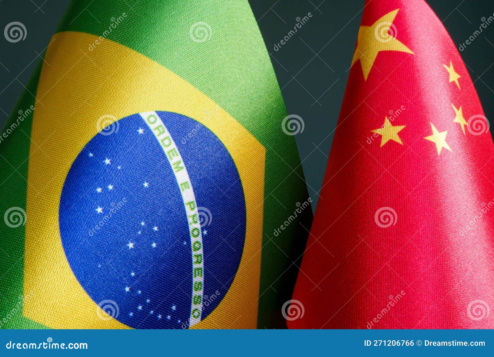 Cierre De Las Banderas De Brasil Y China. Foto de archivo Imagen de