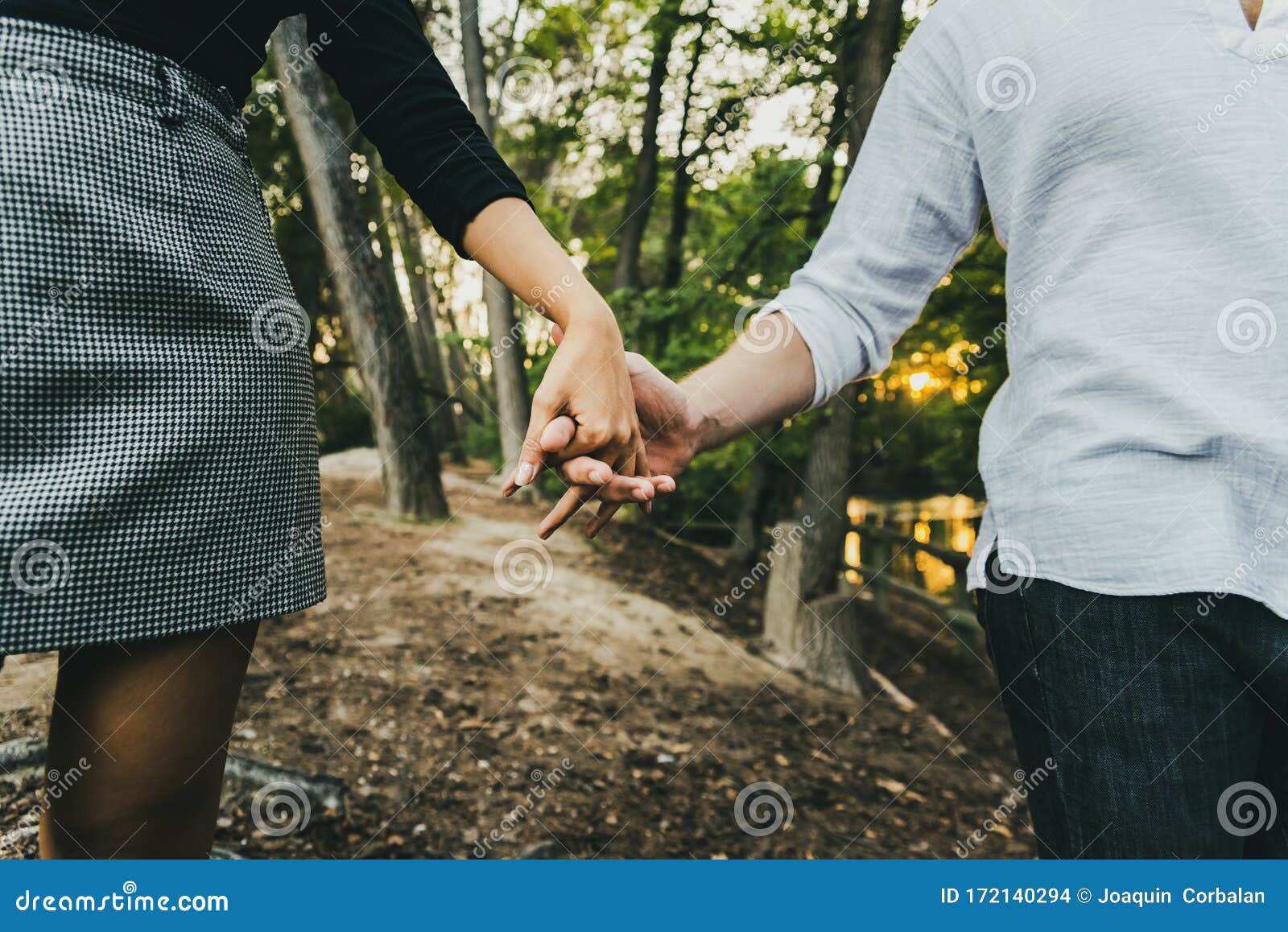 Cierre De Las Manos Entrelazadas De Una Pareja Enamorada Caminando Por Un Bosque Foto de archivo - Imagen de lazo, amor: 172140294 Cierre De Las Manos Entrelazadas De Una Pareja Enamorada Caminando Por Un Bosque Foto de archivo - Imagen de lazo, amor: 172140294