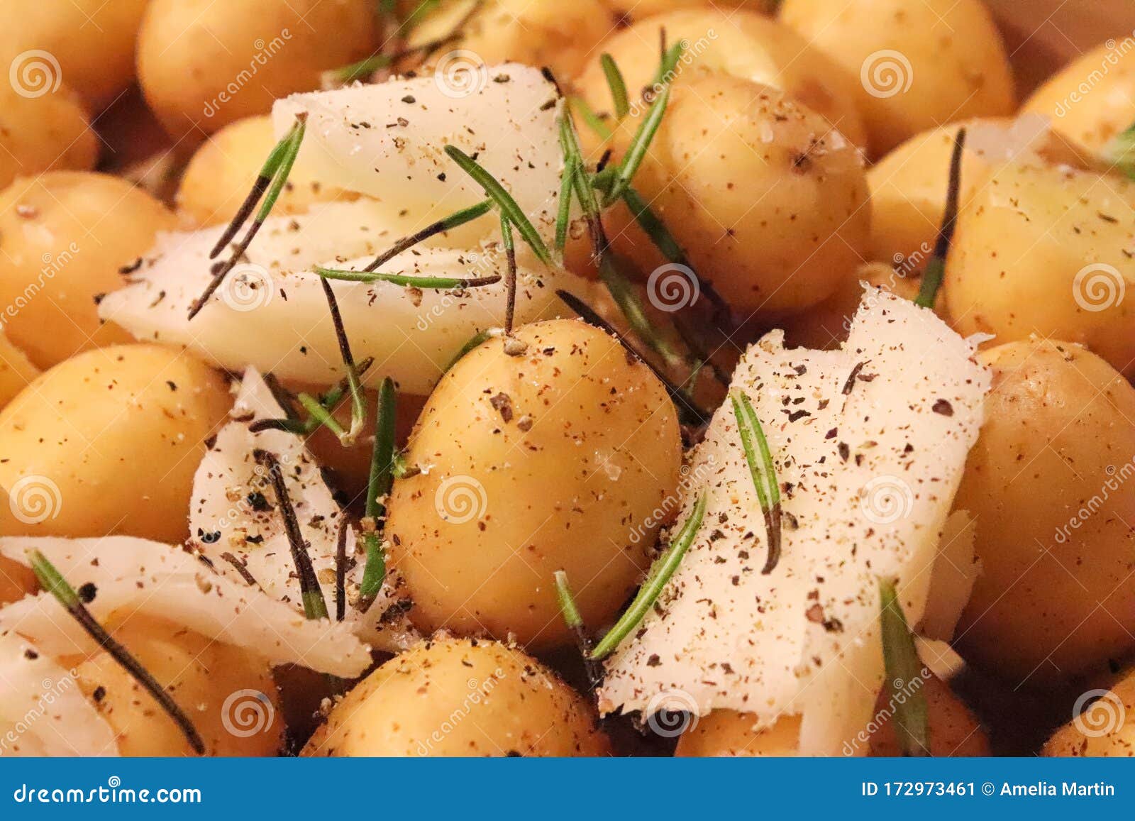 Cierre De Las Papas Para Bebes A Punto De Entrar Al Horno Imagen De Archivo Imagen De Nadie Chevronne Cierre De Las Papas Para Bebes A Punto De Entrar Al Horno Imagen De Archivo Imagen De Nadie Chevronne