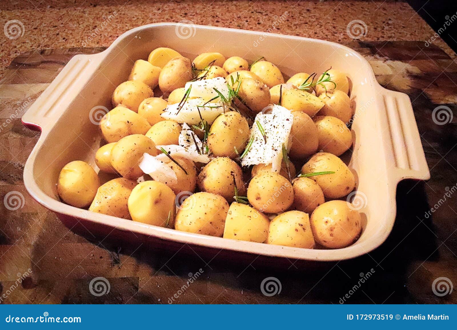 Cierre De Las Papas Para Bebes A Punto De Entrar Al Horno Imagen De Archivo Imagen De Patatas Romero Cierre De Las Papas Para Bebes A Punto De Entrar Al Horno Imagen De Archivo Imagen De Patatas Romero