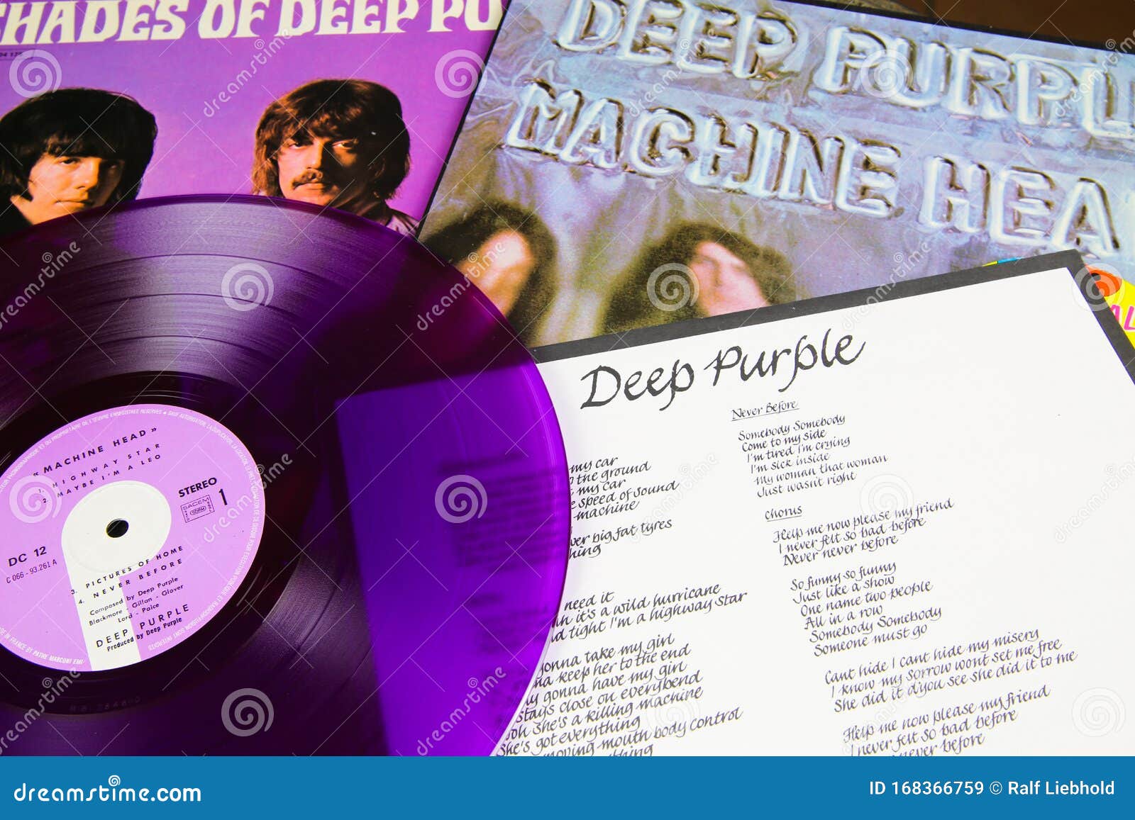 Cierre De Las Portadas Del álbum Deep Purple Con Un Disco De Vinilo Retro  Morado Imagen de archivo editorial - Imagen de profundamente, color:  168366759