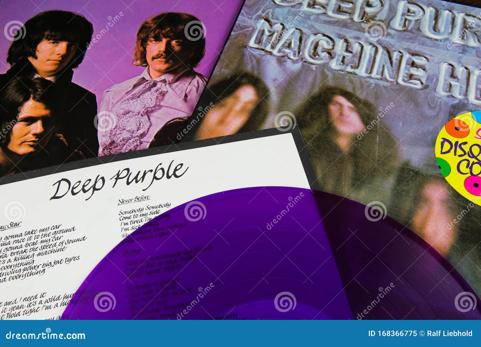 Cierre De Las Portadas Del álbum Deep Purple Con Un Disco De Vinilo Retro  Morado Imagen editorial - Imagen de retro, concierto: 168366775
