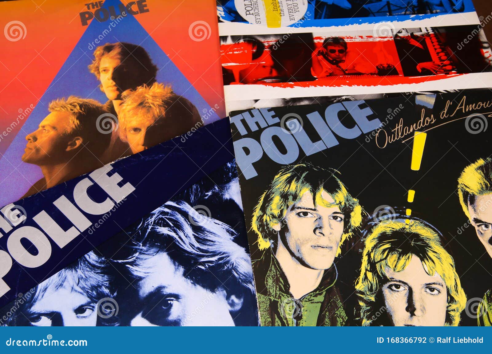 Cierre De Las Portadas Del álbum De Discos De Vinilo De La Banda De La  Policía Fotografía editorial - Imagen de retro, enero: 168366792