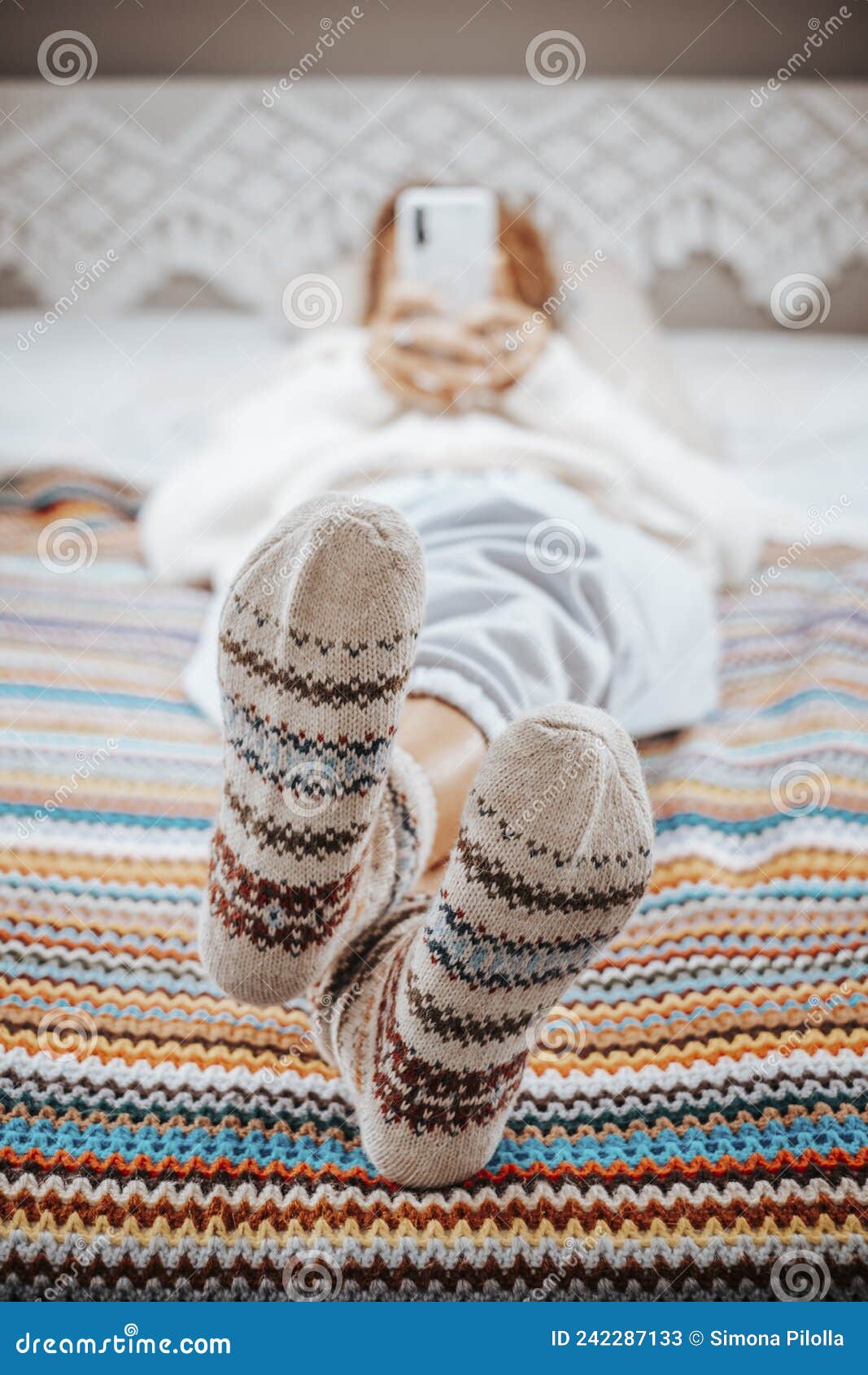 Cierre De Los Pies Y Calcetines Bonitos En Una Misma Manta De Color Lana De  Textura. Mujeres Relajadas En Actividades De Ocio Imagen de archivo -  Imagen de ocio, acogedor: 242287133