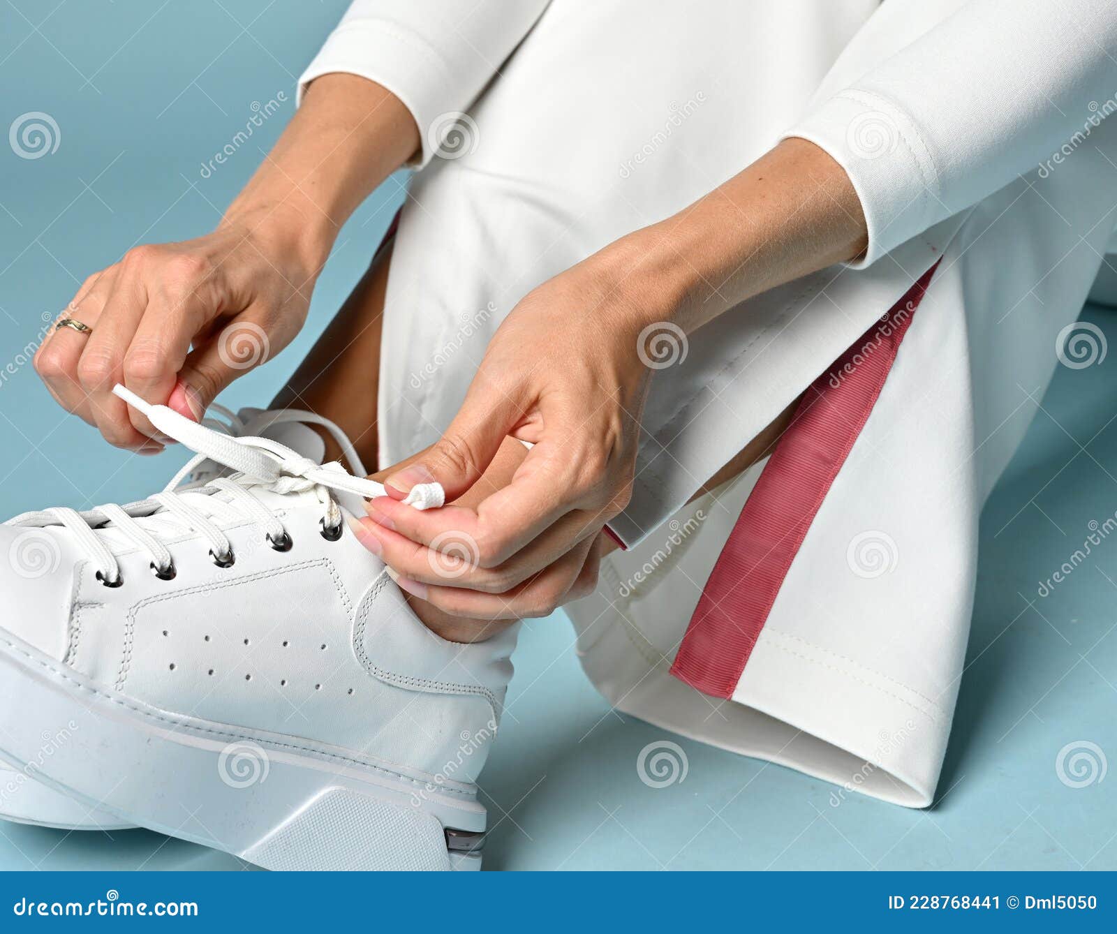 Cierre De Manos Mujer Corbatas Cordones De Zapatos De Sus Zapatillas Blancas De de archivo - Imagen de chaqueta, atractivo: