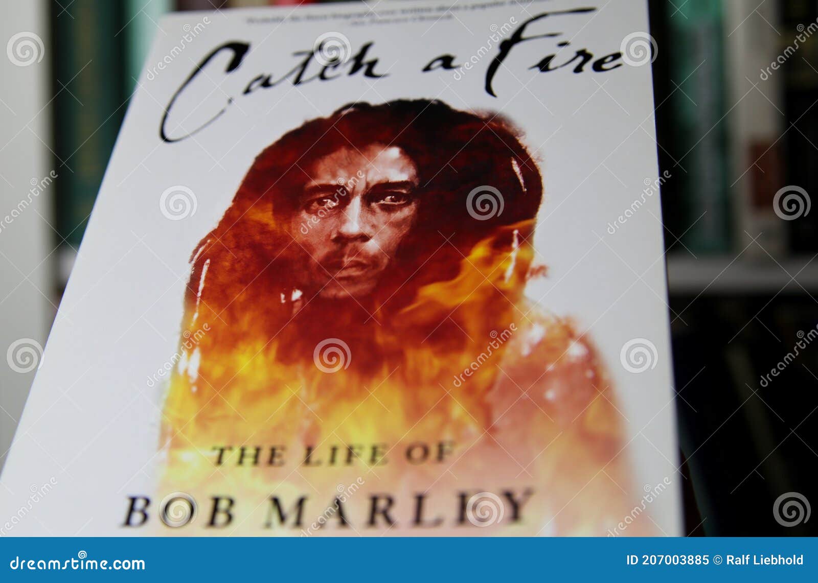 Cierre De Portada De Libros Aislados De La Biografía Bob Marley Atrapar Un  Fondo De Estante De Incendio Imagen editorial - Imagen de cierre, novela:  207003885