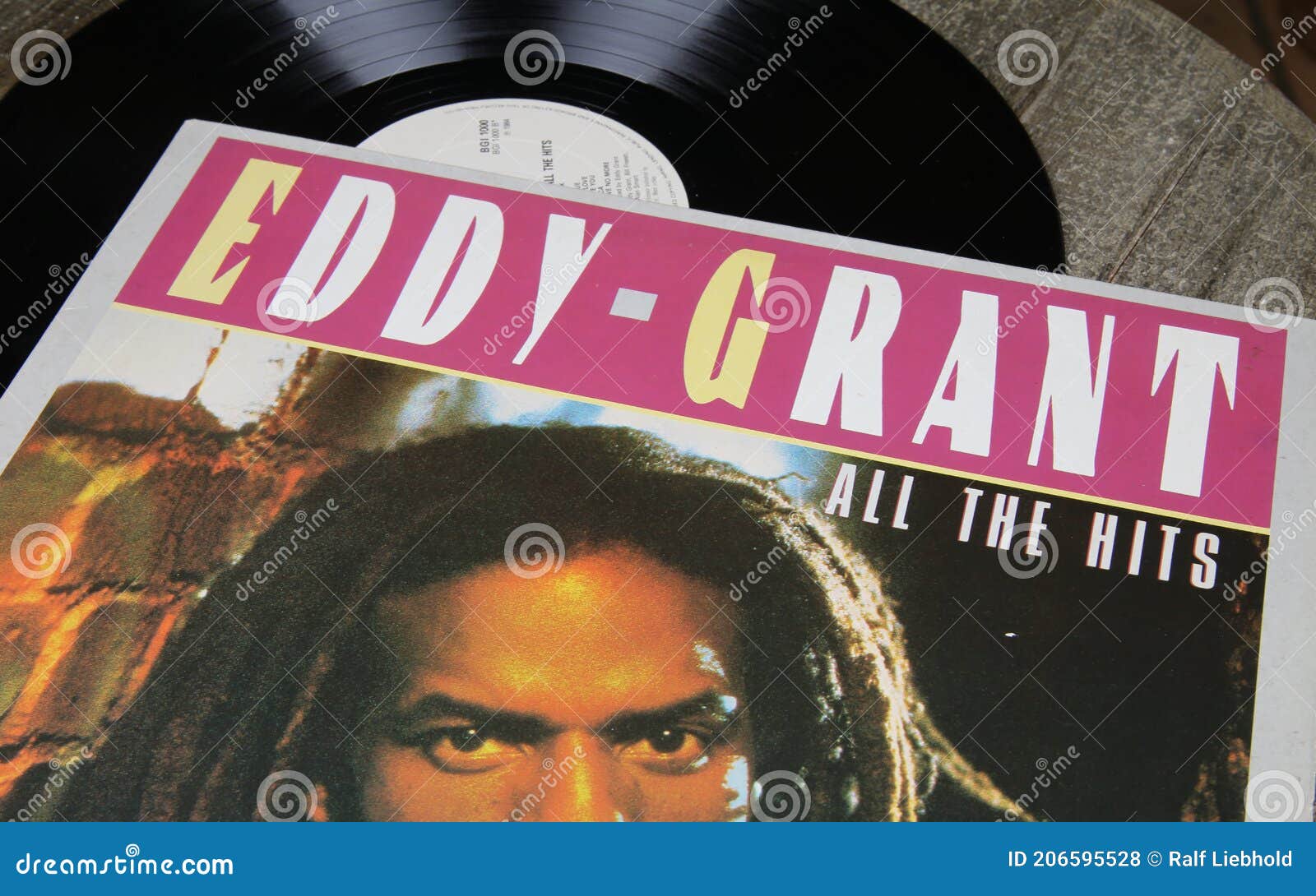 Cierre De Portadas De Discos De Vinilo Del Cantante De Música Pop De Reggae  Británico Eddy Grant Foto de archivo editorial - Imagen de expediente,  centro: 206595528