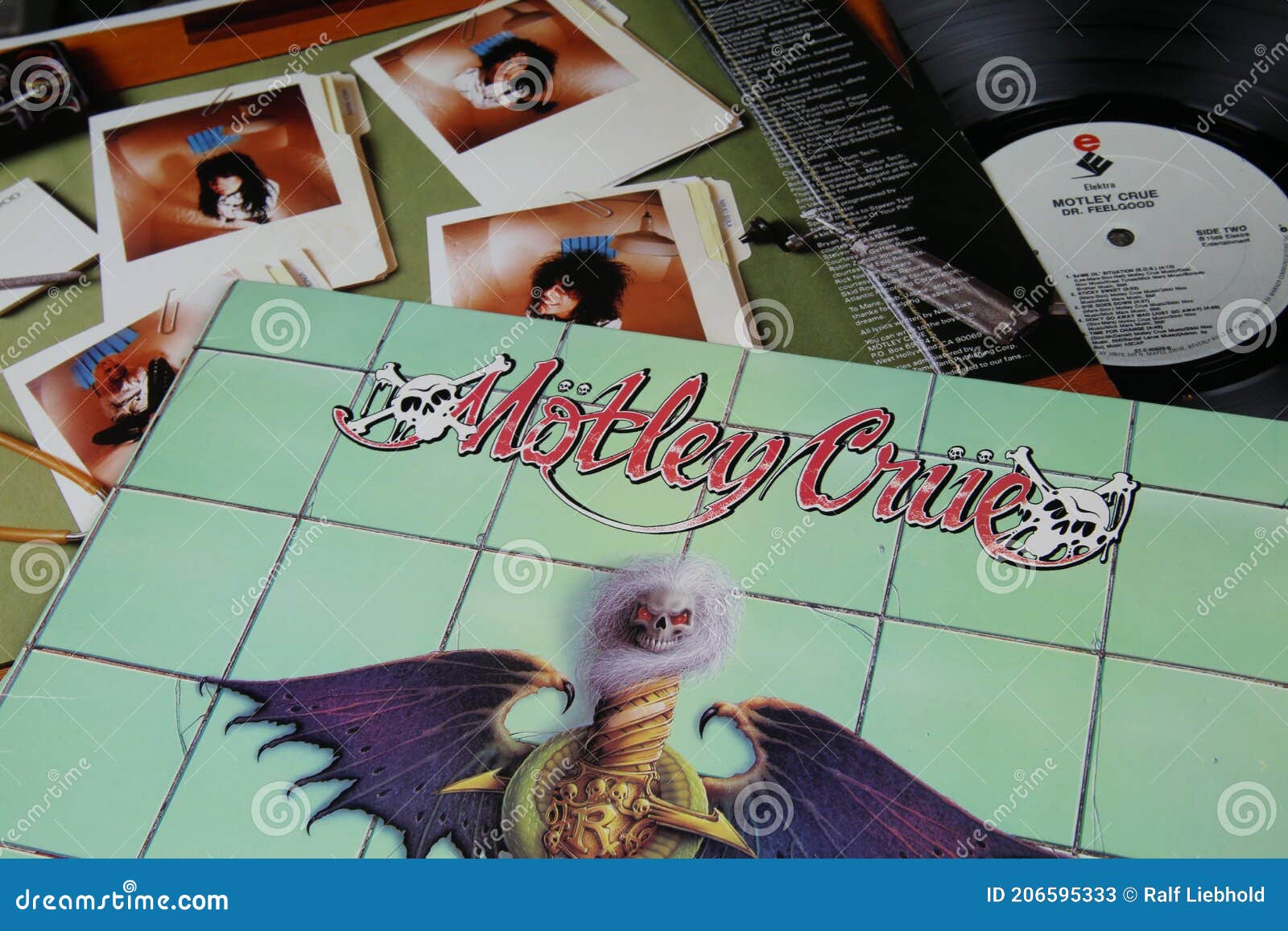 Cierre De Portadas De Discos De Vinilo De La Banda Estadounidense De Rock Glam Metal Motley Crue Foto de archivo editorial - Imagen de metal, aislado: 206595333 Cierre De Portadas De Discos De Vinilo De La Banda Estadounidense De Rock Glam Metal Motley Crue Foto de archivo editorial - Imagen de metal, aislado: 206595333