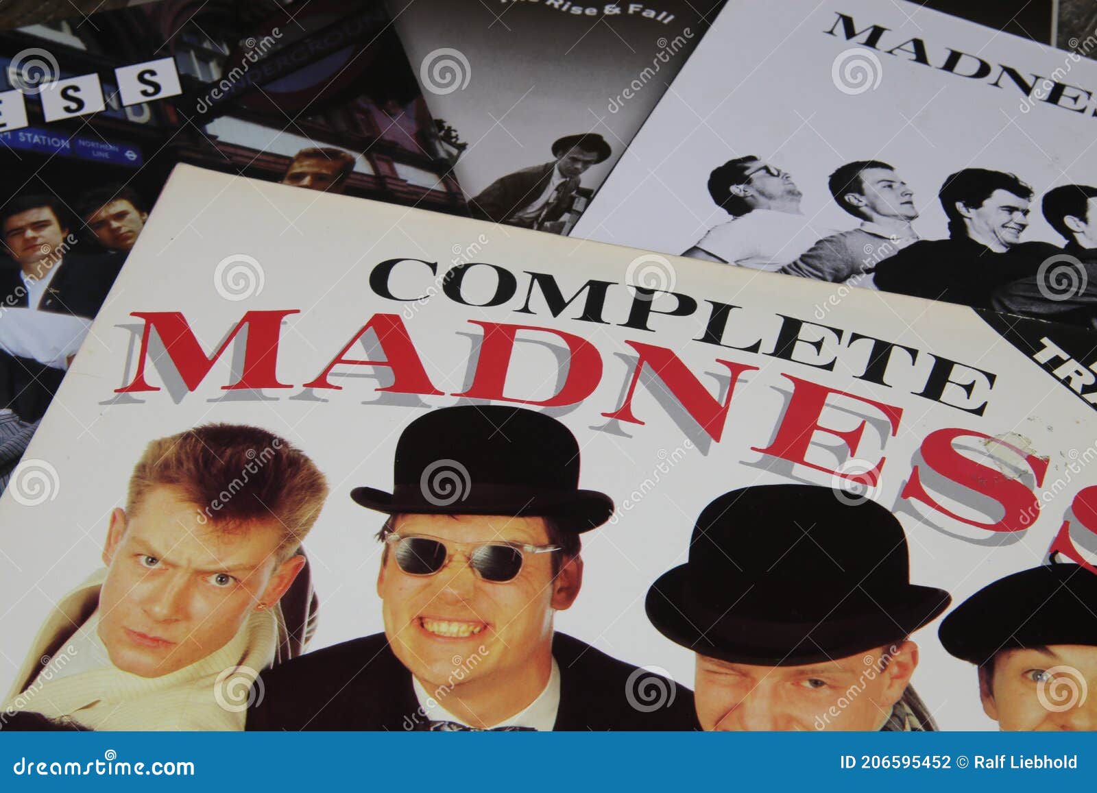 Cierre De Portadas De Discos De Vinilo De La Locura De La Banda De Música De  Ska Británica Fotografía editorial - Imagen de pueda, ochenta: 206595452