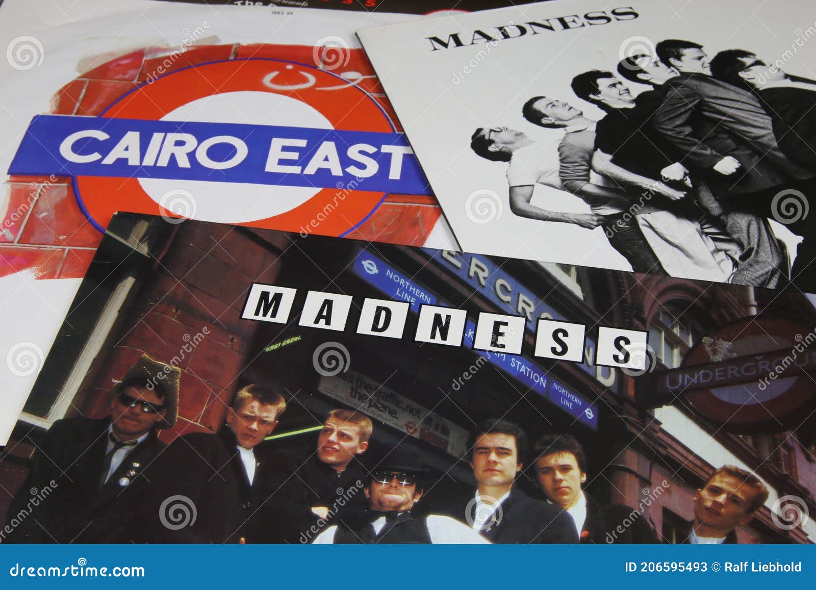 Cierre De Portadas De Discos De Vinilo De La Locura De La Banda De Música De  Ska Británica Foto de archivo editorial - Imagen de retro, grupo: 206595493