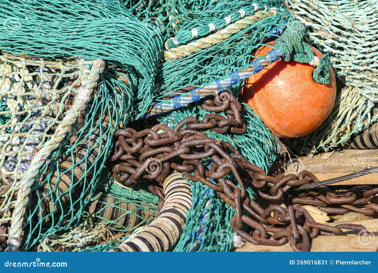 Cierre De Redes De Pesca Artesanal Multicolor Con Flotas En La