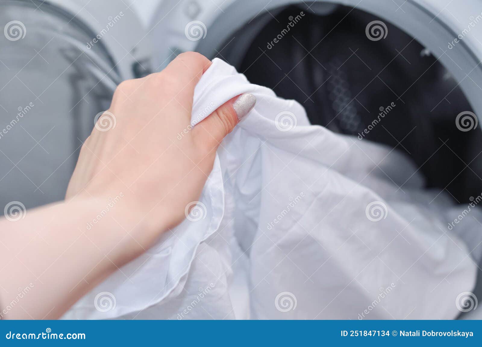 Cierre De Ropa Blanca De Cama En La Rutina De La Casa De La Lavadora