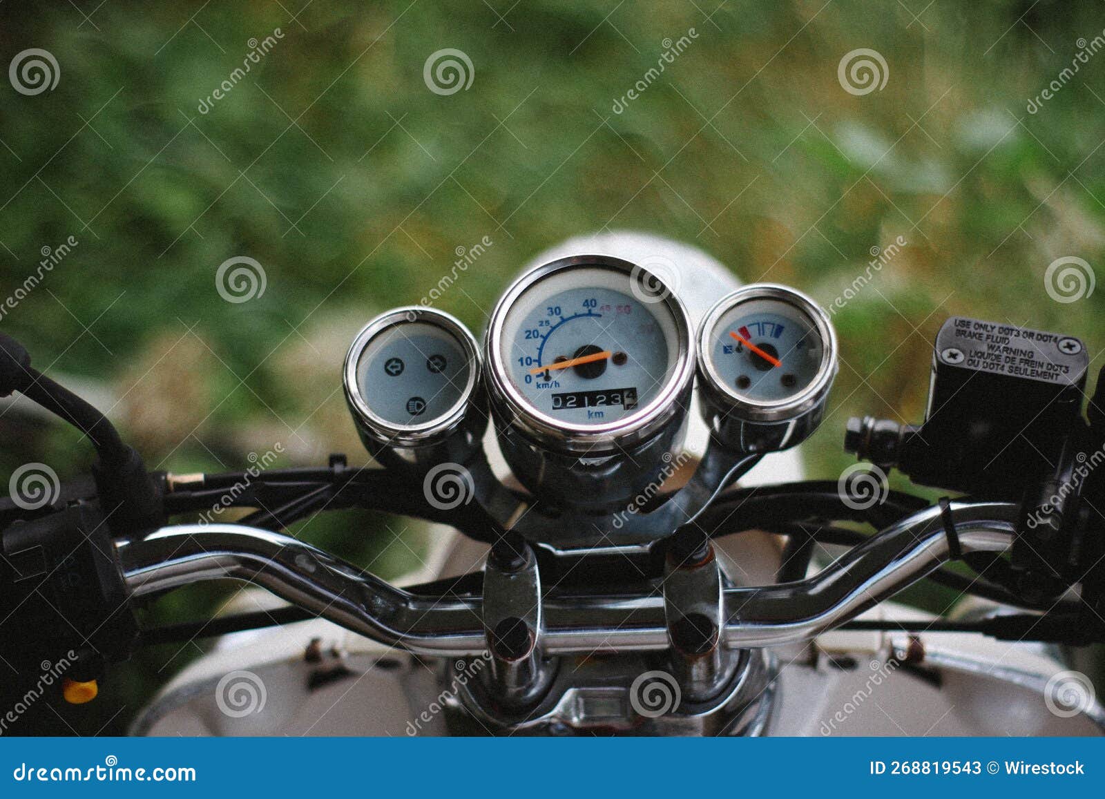 Cierre De Un Velocímetro De Una Motocicleta Antigua. La Moto Va Rápido  Aunque Es Retro Imagen de archivo - Imagen de hierro, cromo: 268819543