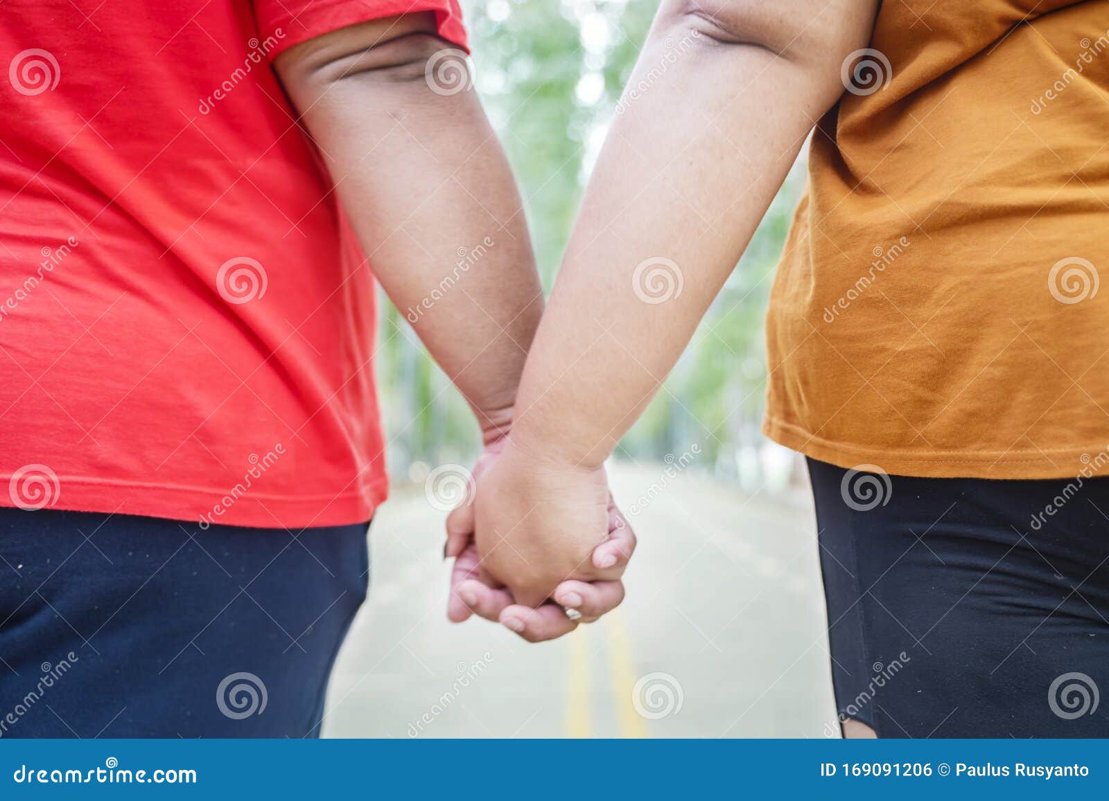 Cierre De Una Pareja De Gordos No Identificada Tomando La Mano Foto de archivo - Imagen de tenencia, pérdida: 169091206 Cierre De Una Pareja De Gordos No Identificada Tomando La Mano Foto de archivo - Imagen de tenencia, pérdida: 169091206