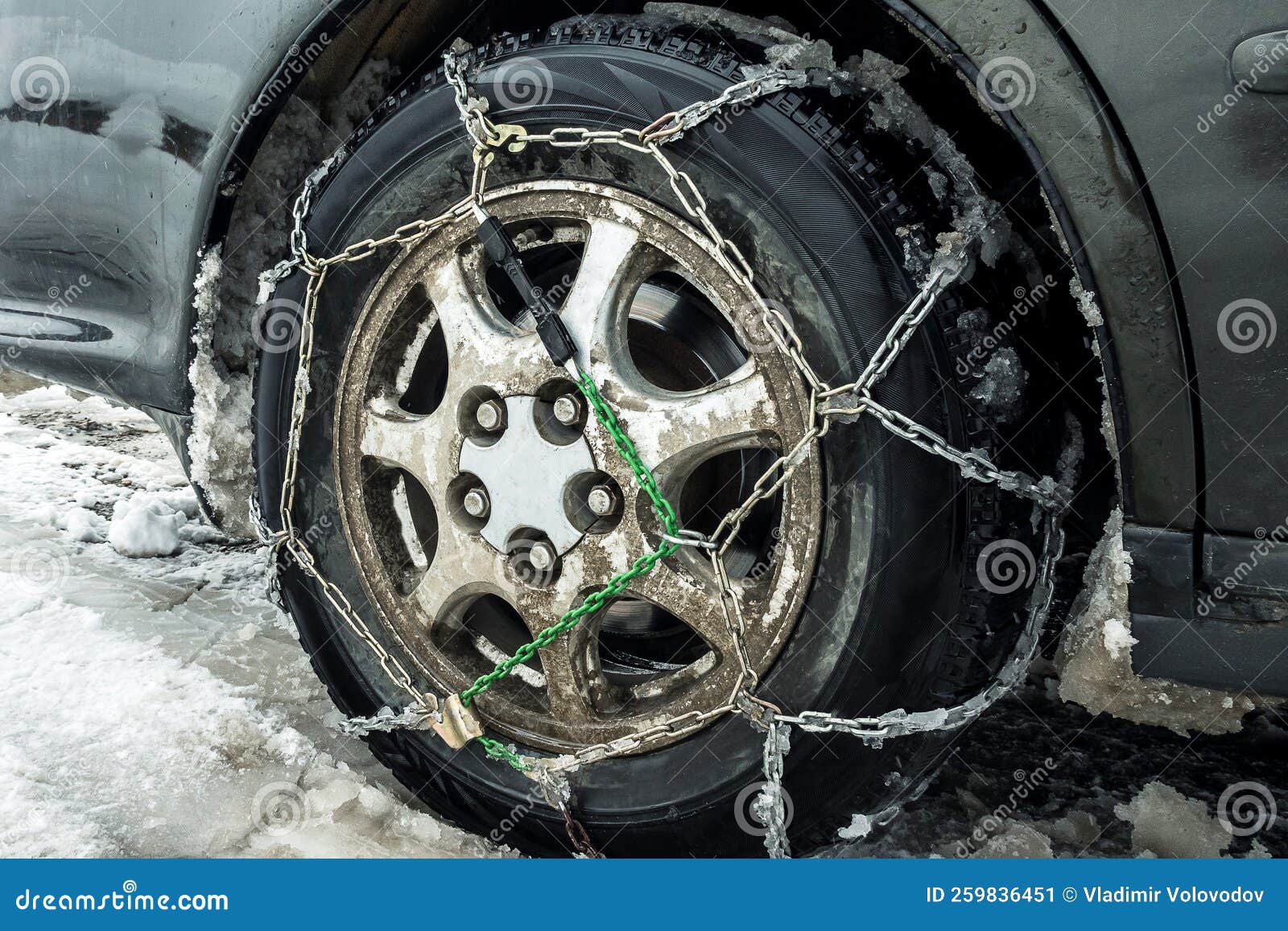 Cierre De Una Rueda De Coche Con Cadenas De Nieve. Rizos Sucios. Caucho En  La Nieve. Rueda De Coche Con Cadenas. Seguridad En Invi Imagen de archivo -  Imagen de nieve, equipo