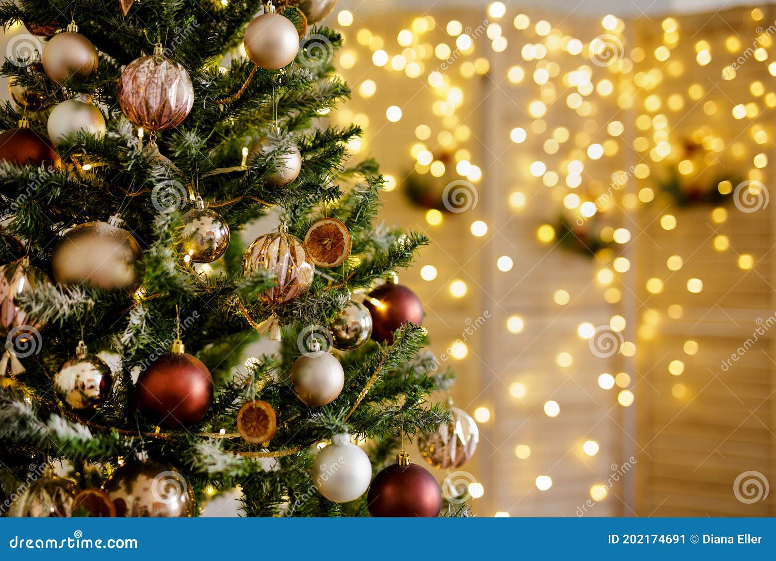 Interesante atómico muy agradable Cierre Del árbol De Navidad Decorado Y Pantalla Plegable Con Luces Led  Imagen de archivo - Imagen de casa, iluminado: 202174691