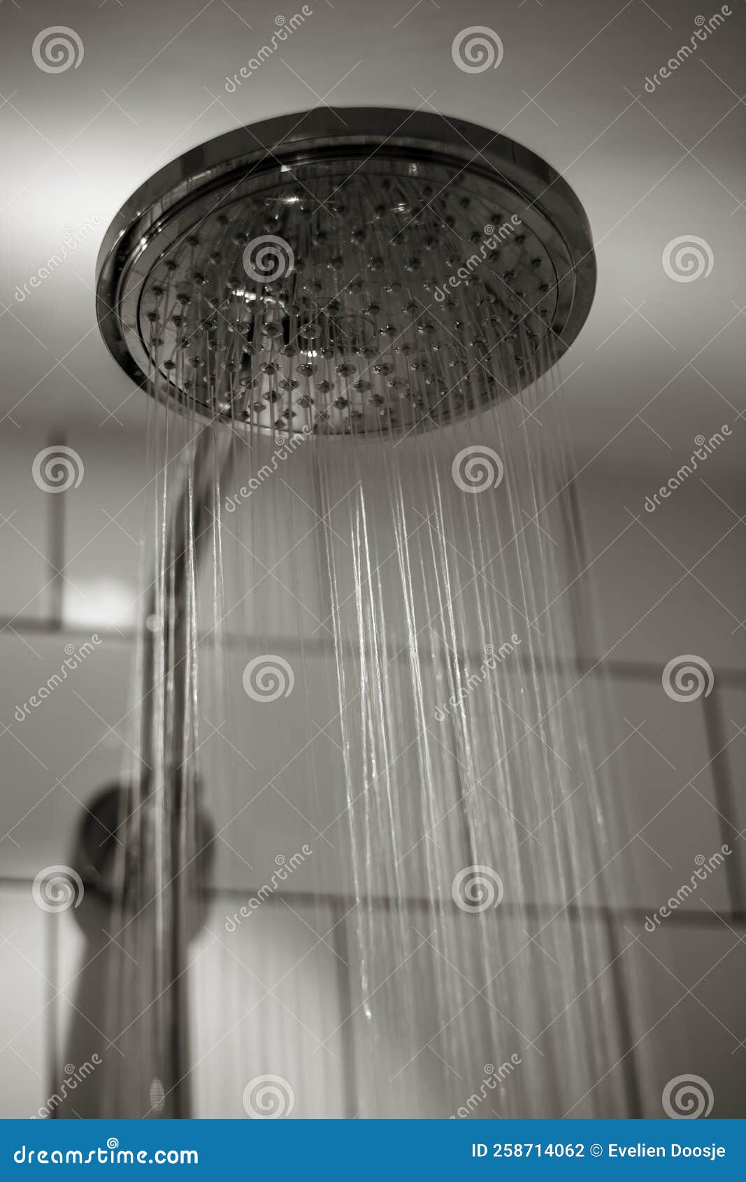 https://thumbs.dreamstime.com/z/cierre-del-agua-que-fluye-desde-la-ducha-de-lluvia-en-el-ba%C3%B1o-cabezal-moderno-vertical-258714062.jpg