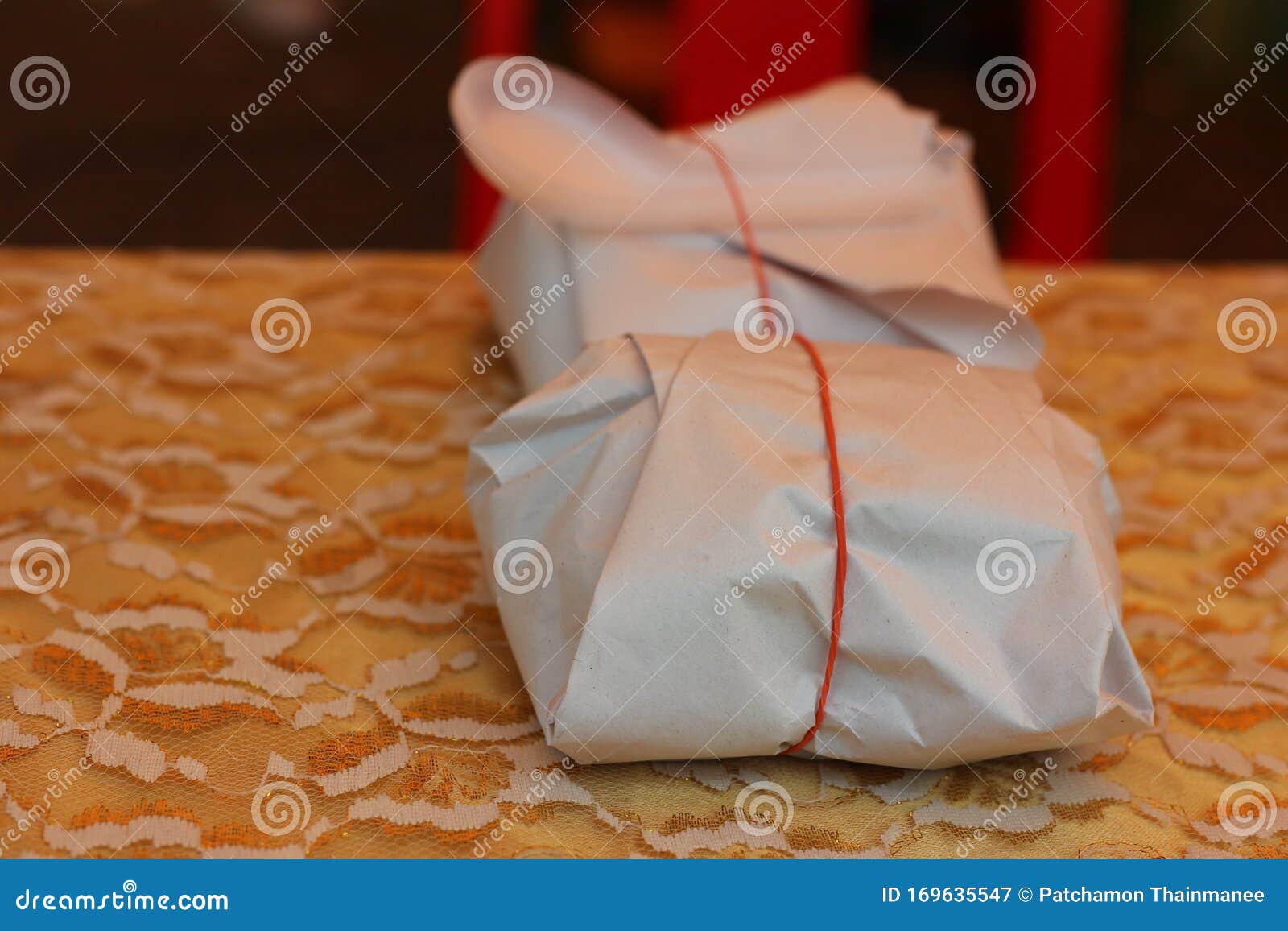 https://thumbs.dreamstime.com/z/cierre-del-paquete-de-papel-para-envolver-alimentos-al-estilo-asi%C3%A1tico-169635547.jpg