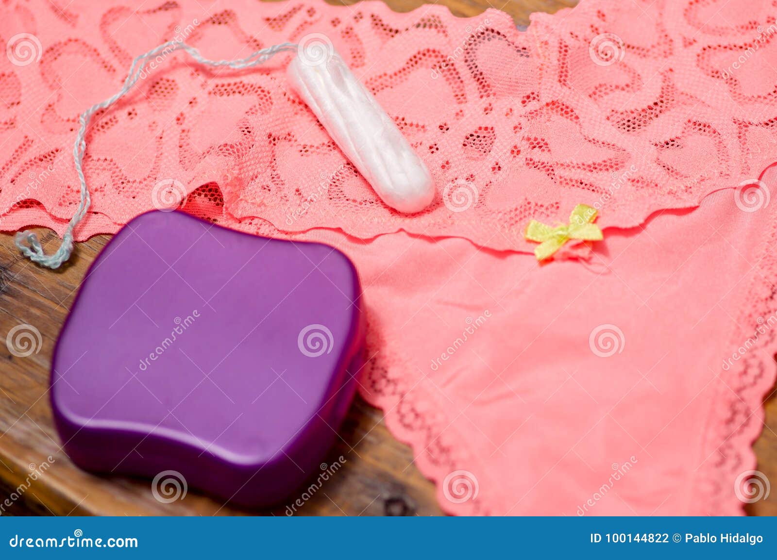 Cierre Para Arriba La Un Tapón Del Algodón De La Menstruación Sobre Una Ropa  Interior Rosada De La Mujer, En Una Tabla De Madera, Foto de archivo -  Imagen de suave, monstruos: