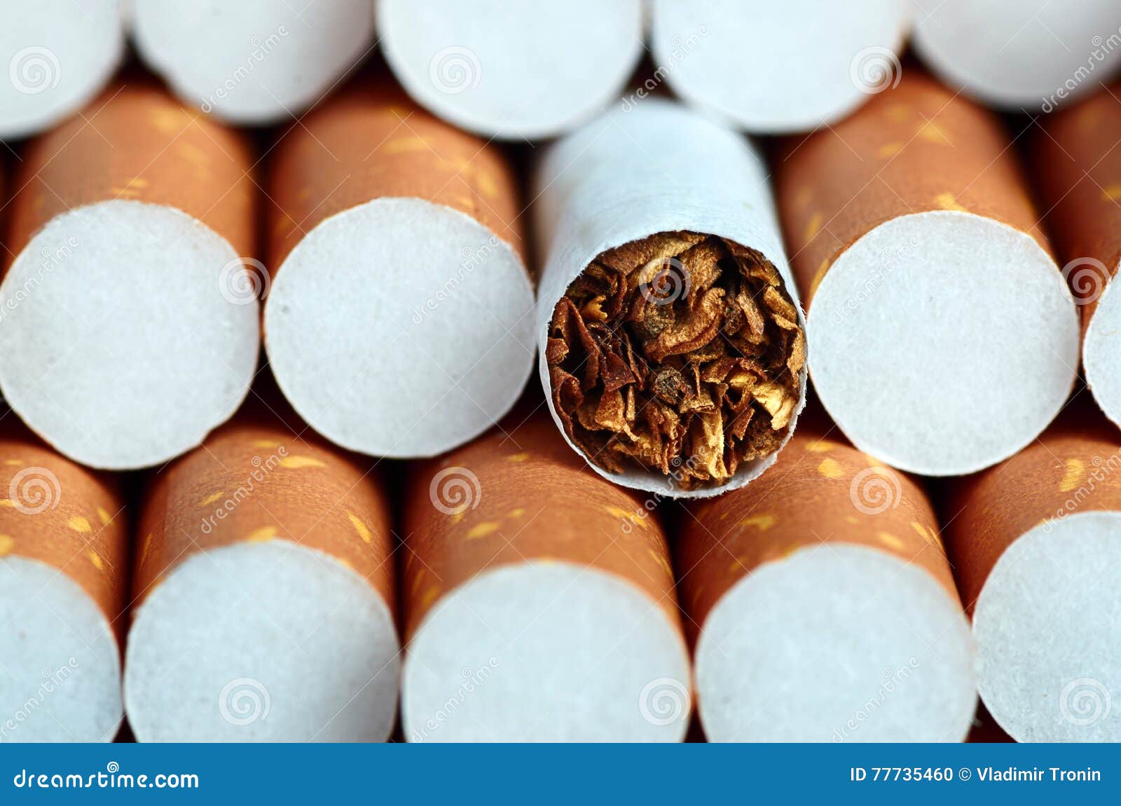 Cigarette Avec Le Filtre Brun Photo stock - Image du fumée