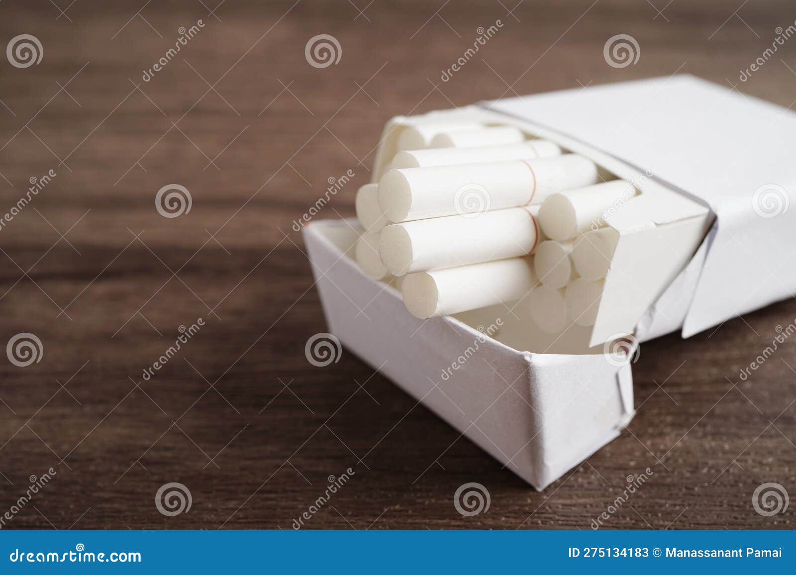 Cigarette En Emballage Rouler Tabac En Papier Avec Tube Filtre Pas De  Concept De Tabagisme Image stock - Image du détendez, santé: 275134183