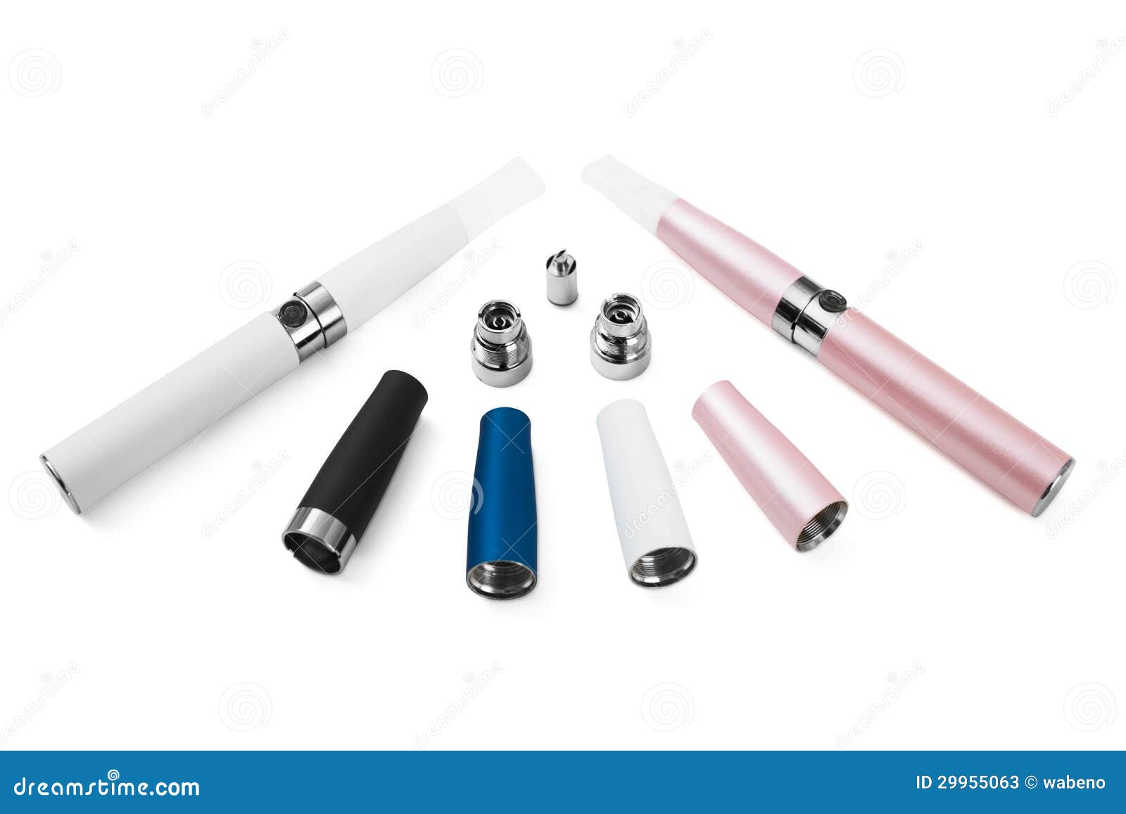 Cigarette électronique (e-cigarette). Cigarette électronique sur le fond blanc