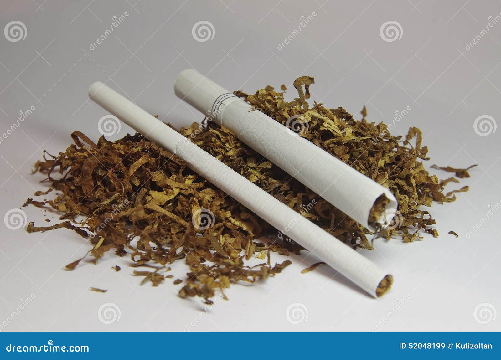 Cigarettes et tabac. Matière première pour les cigarettes et le tabac de tabagisme Photo prise : 29 mars 2015