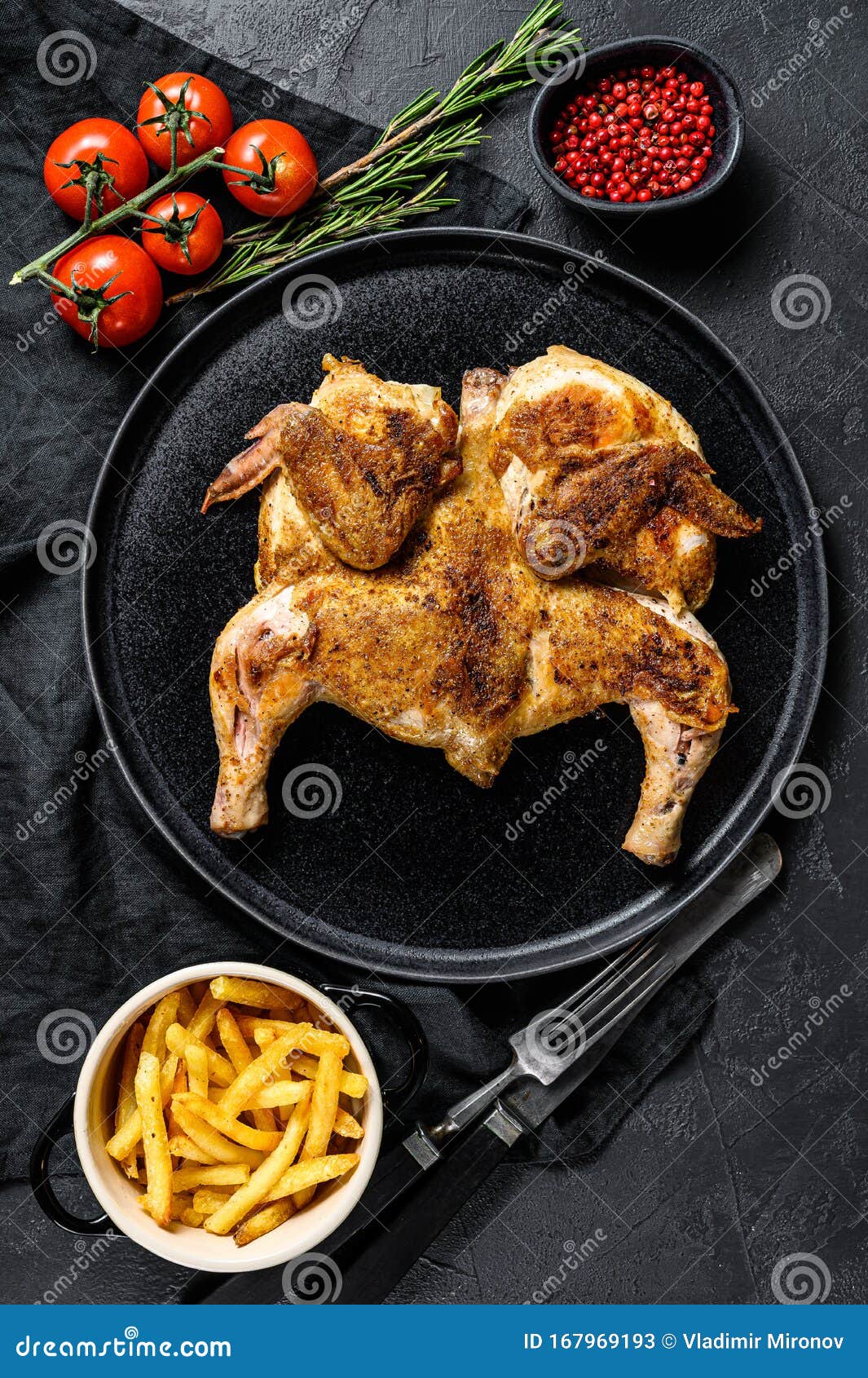 Fígado de frango frito com cebola e ervas fundo preto vista superior