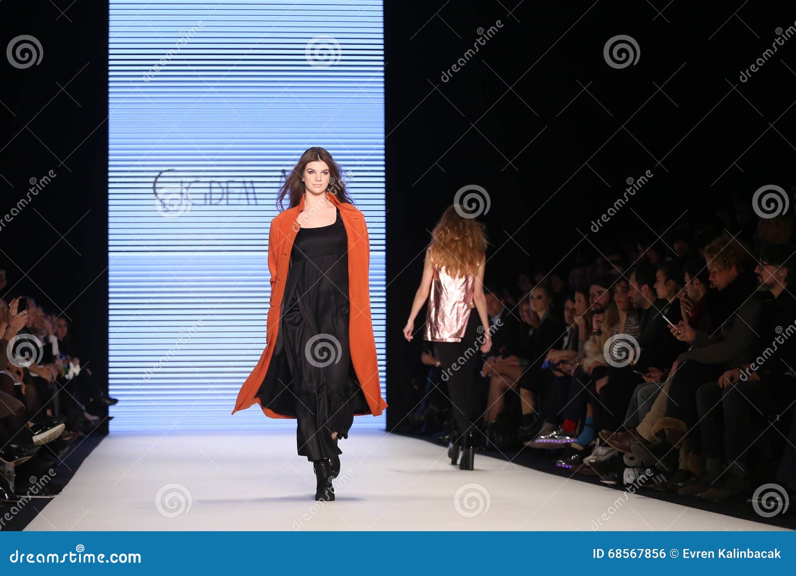 Cigdem Akin Catwalk Em Mercedes-Benz Fashion Week Istanbul Foto ...