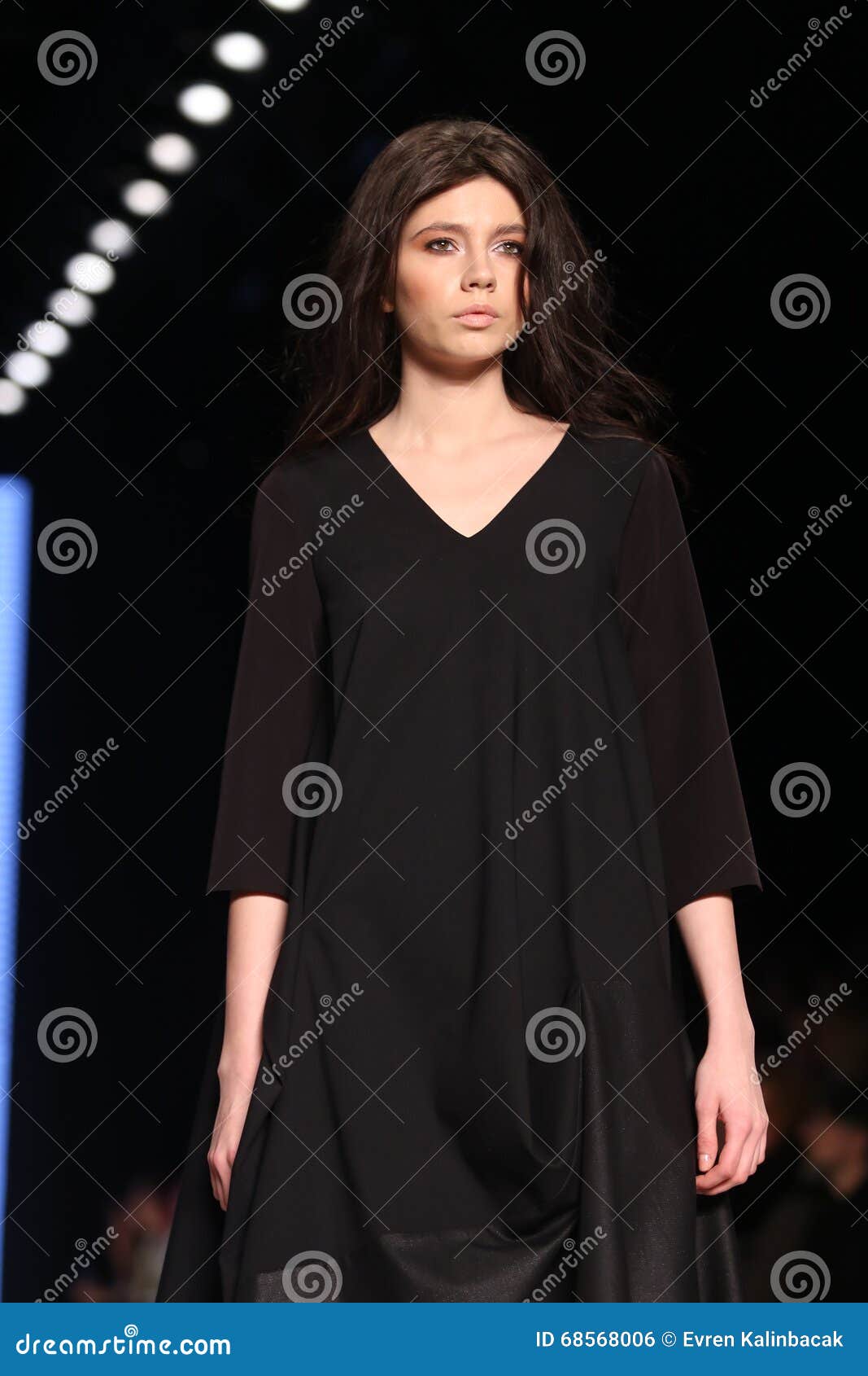 Cigdem Akin Catwalk in Mercedes-Benz Fashion Week Istanbul Editorial ...