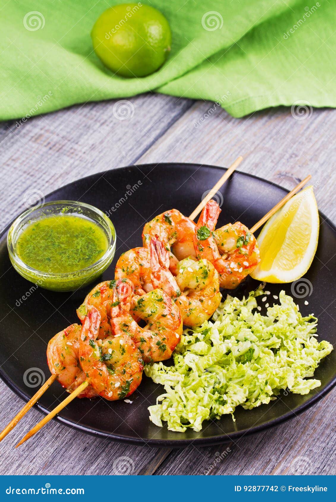 Cilantro зажарил креветок на протыкальниках с капустой Napa сезама ...