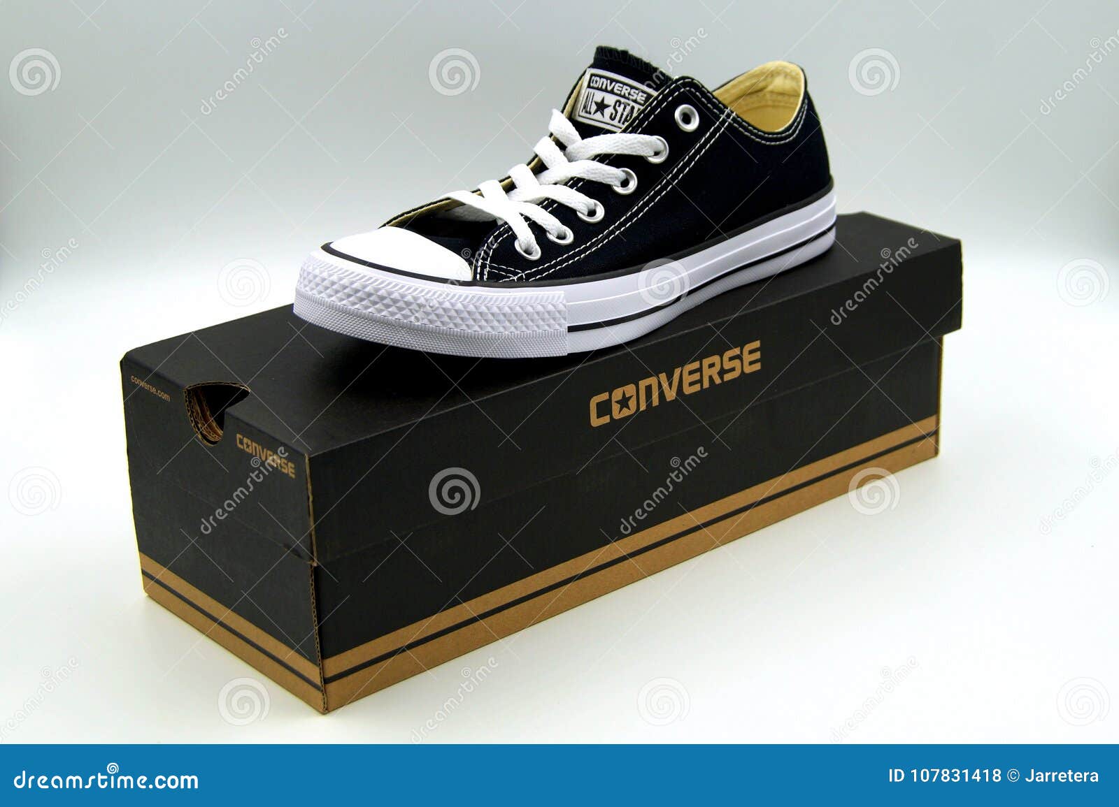 Cima Bassa Nera Di Chuck Taylor Converse All Star Che Sta Su Una Scatola Al Minuto Fotografia Stock Editoriale - Immagine di illustrativo, sneaker: 107831418