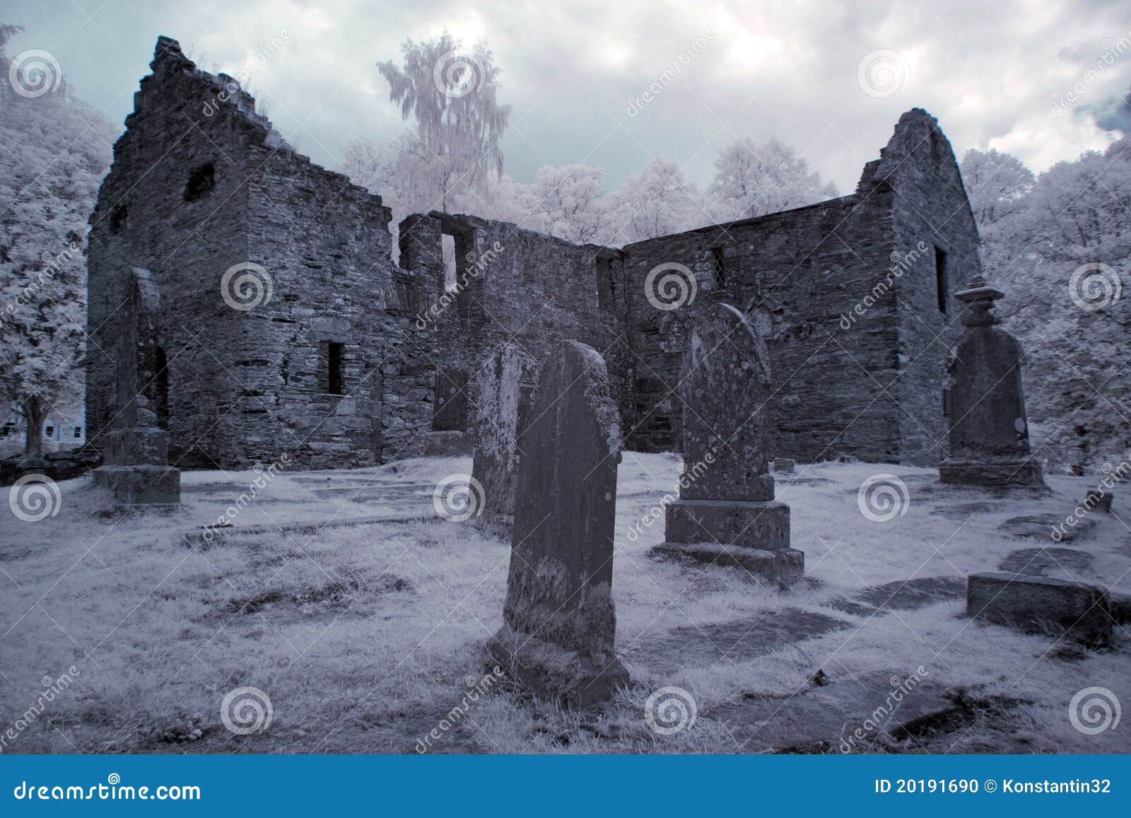 Vieux cimetière gothique avec l'église