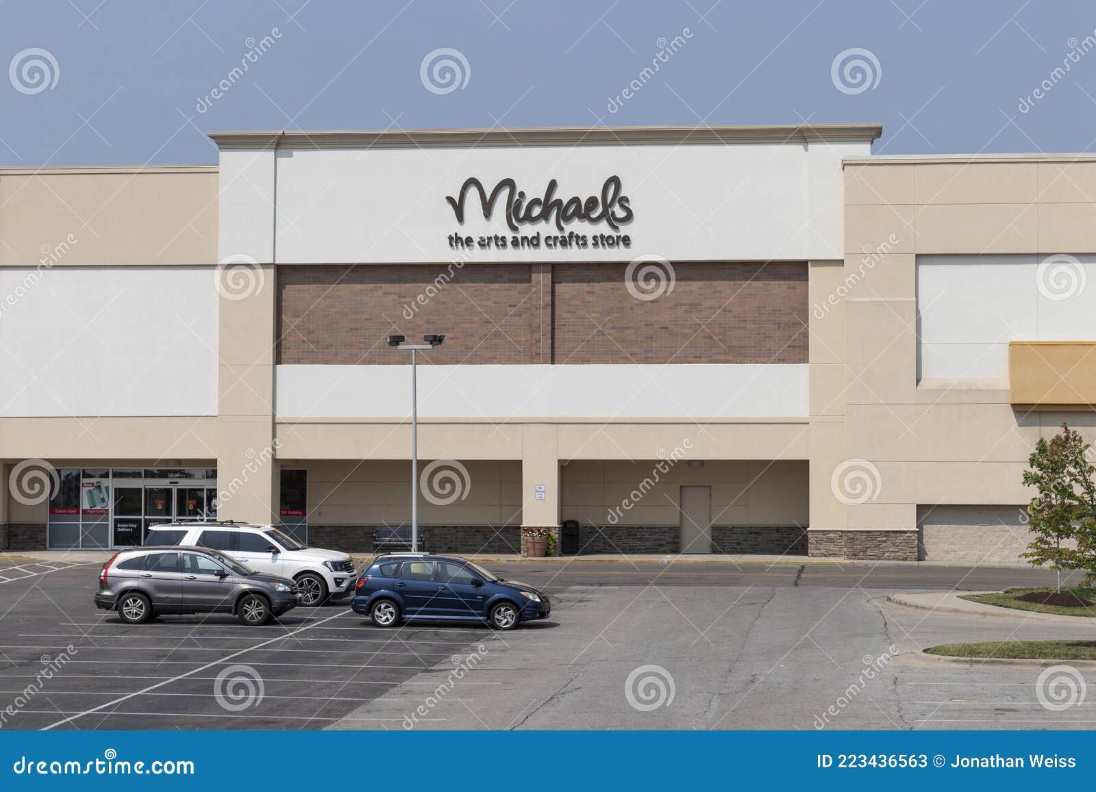 Michaels Craft Store. Michaels is an Arts and Crafts Retail Chain Editorial  Stock Photo - Image of artistic, framing: 223436563