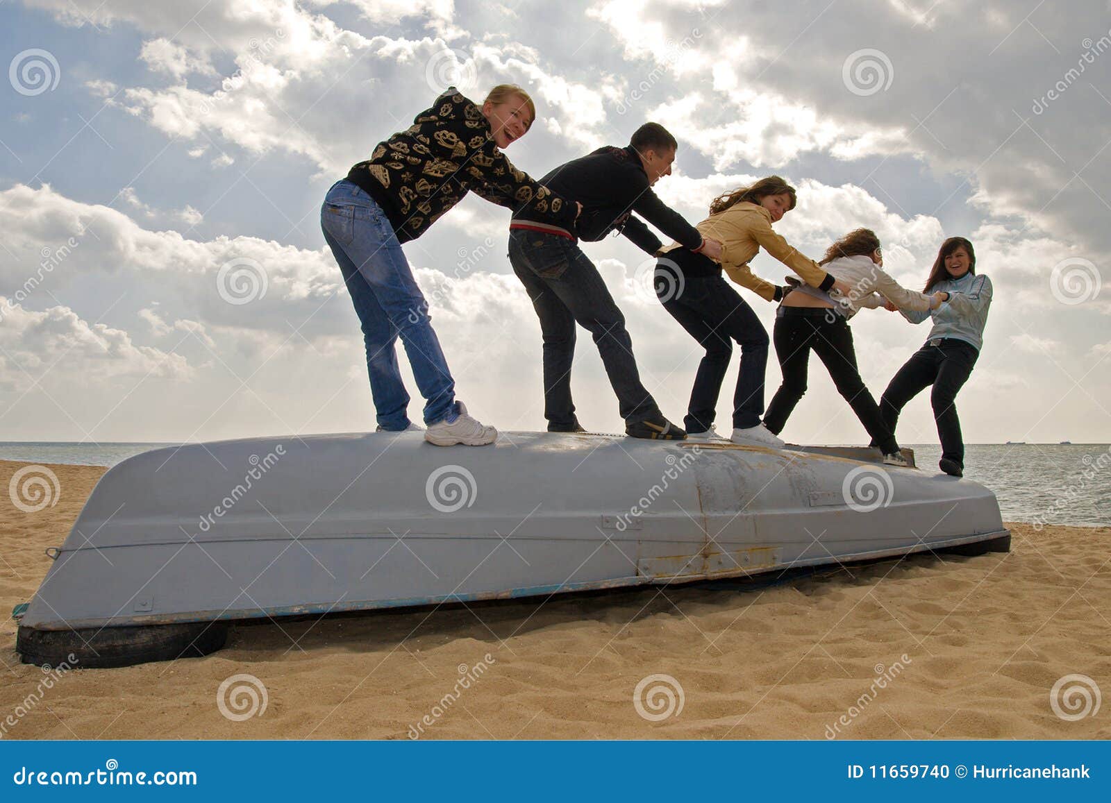 Cinco amigos en el barco foto de archivo. Imagen de ajuste 11659740