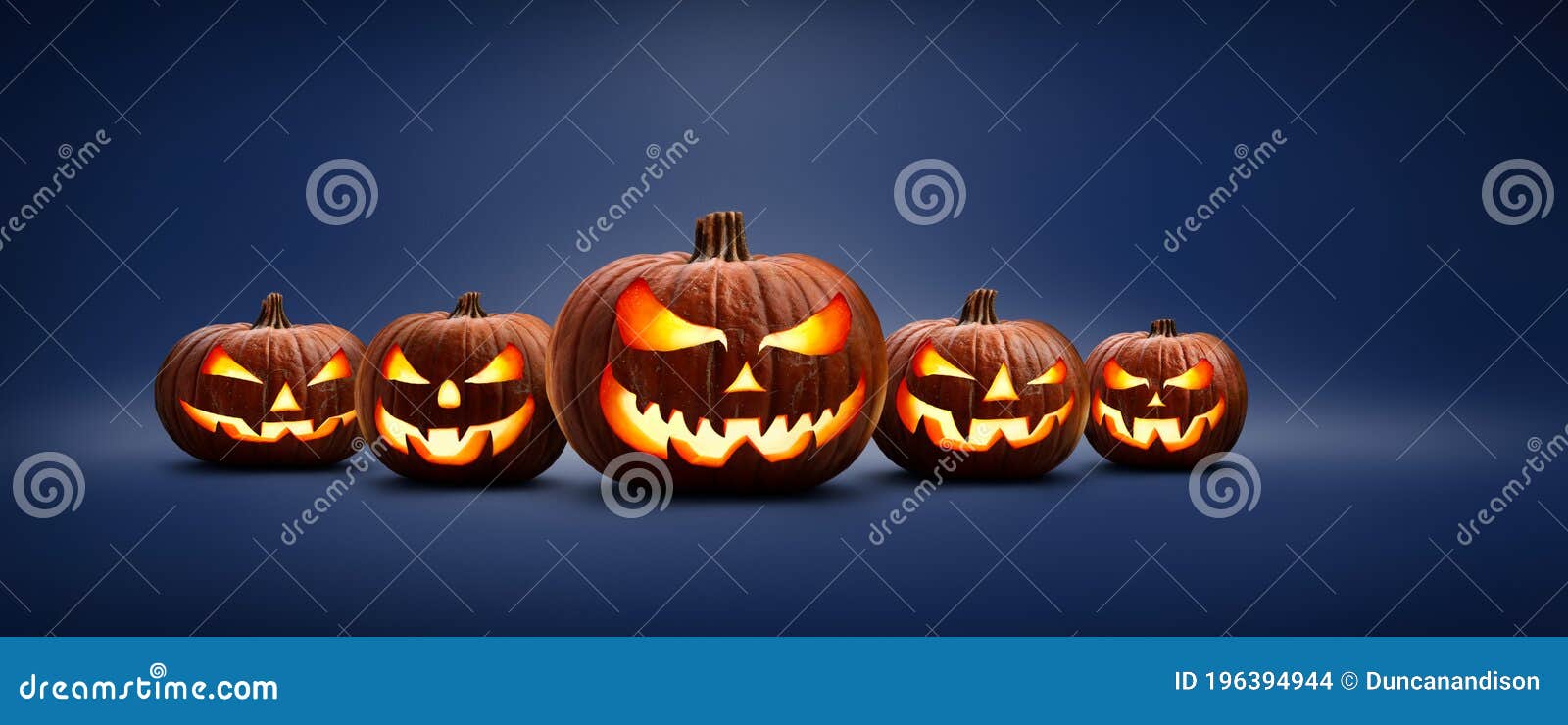 Cinco Jack De Halloween Ou Lanternas Com Olhos E Rostos Assustadores Do Mal  Foto de Stock - Imagem de fantasma, horror: 196394662