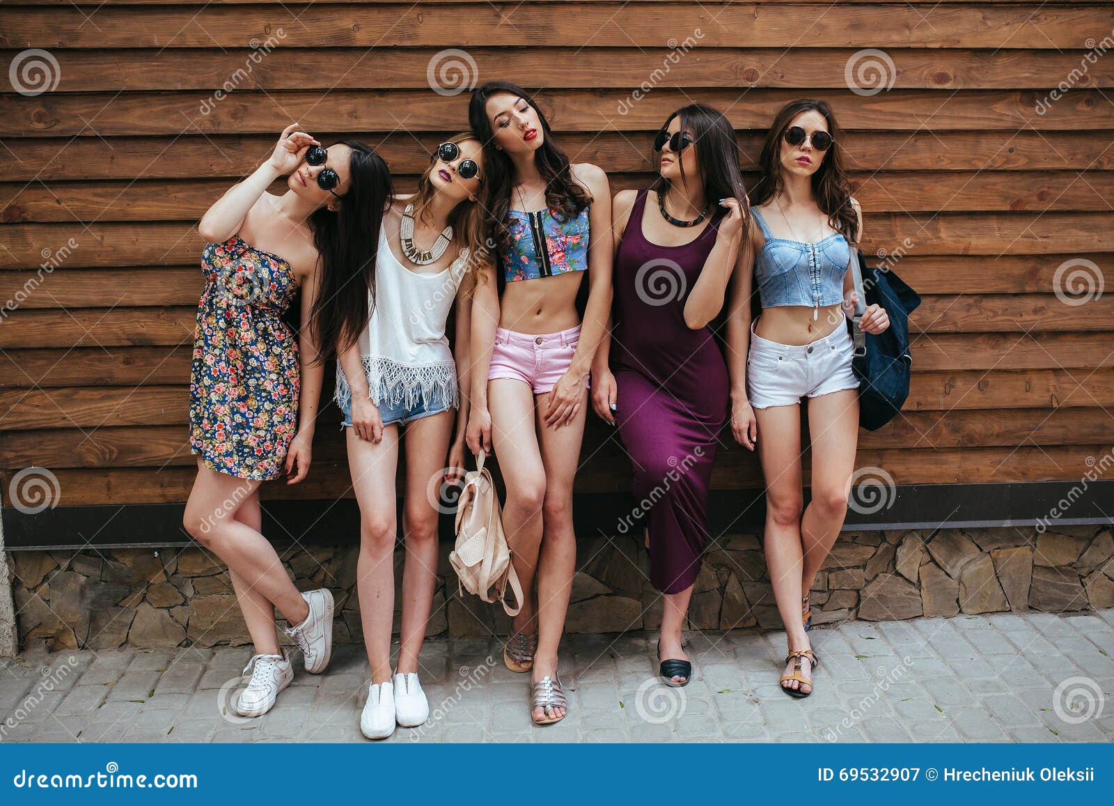 cinco meninas bonitas 11490027 Foto de stock no Vecteezy