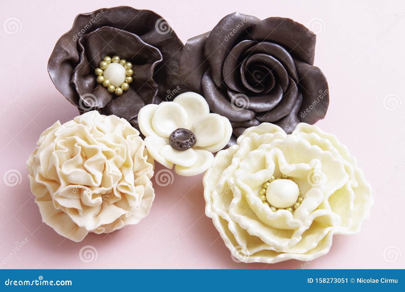 Cinco Rosas De Chocolate Brancas E Castanhas Imagem de Stock - Imagem de  fundo, gostoso: 158273051