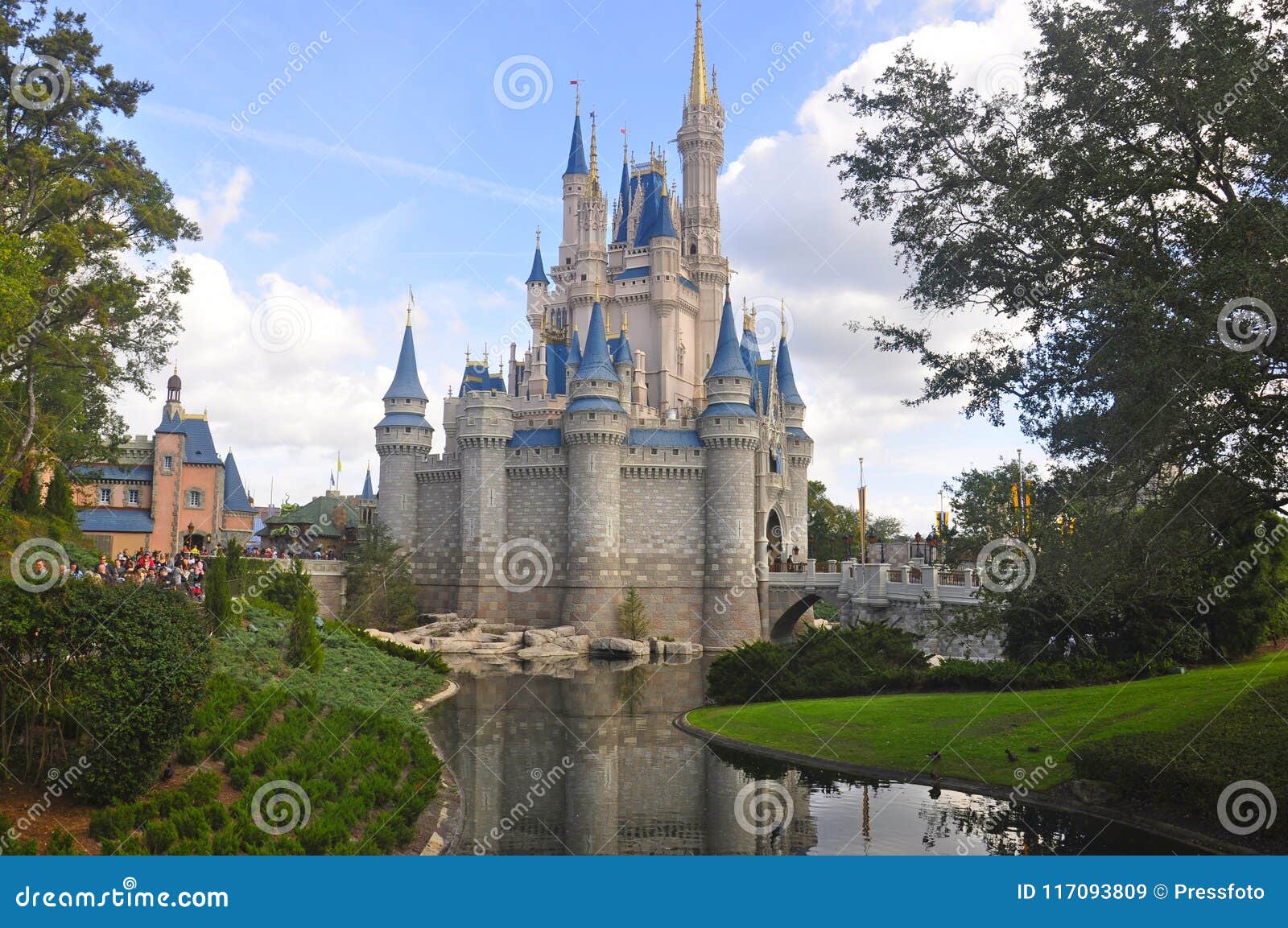 Cinderella Castle at Magic Kingdom Park, Walt Disney World Resort ...