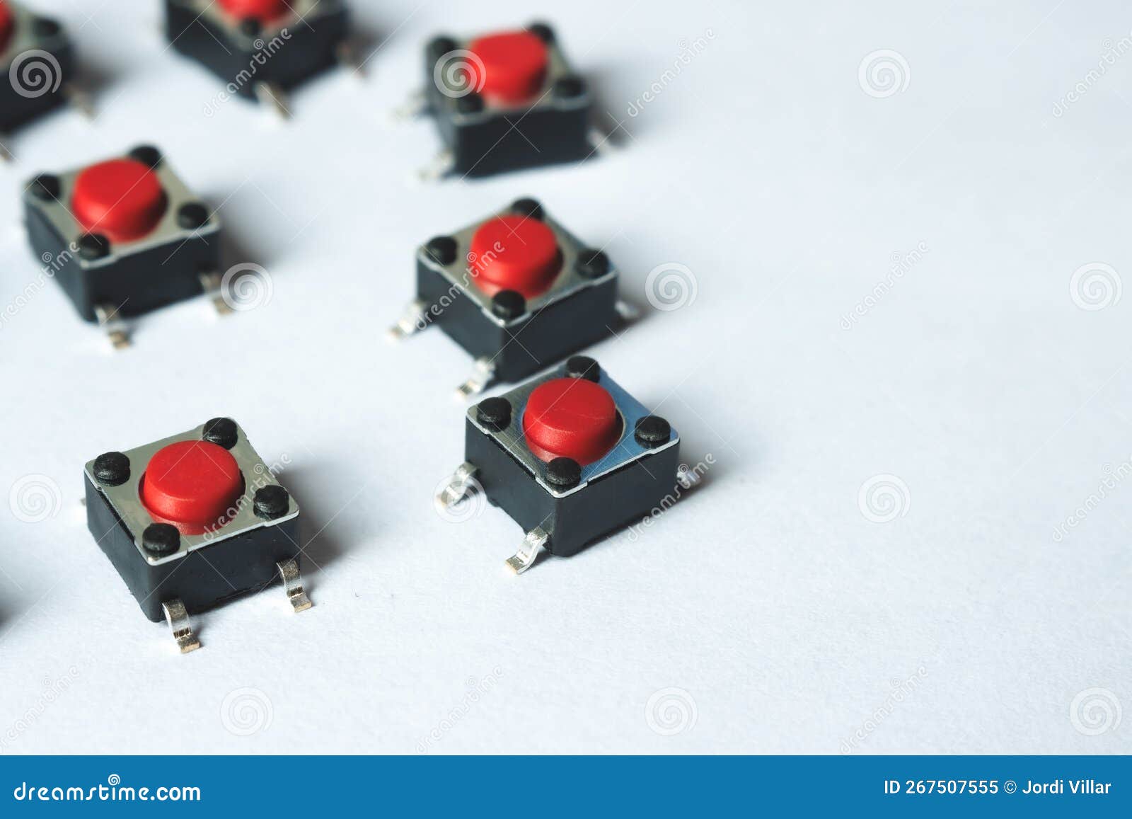 Cinq Interrupteur à Tact Bouton Rouge Bouton Poussoir Composant Espace De  Copie électronique Image stock - Image du objet, rond: 267507555