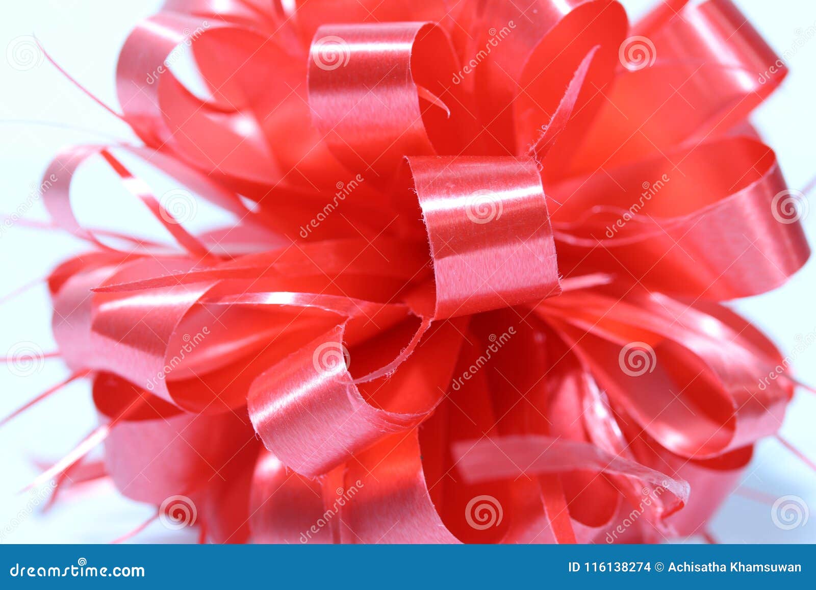 Cinta roja del Año Nuevo de la esfera en el fondo blanco la cinta es una tira larga, estrecha, usada especialmente para atar algo o para la decoración