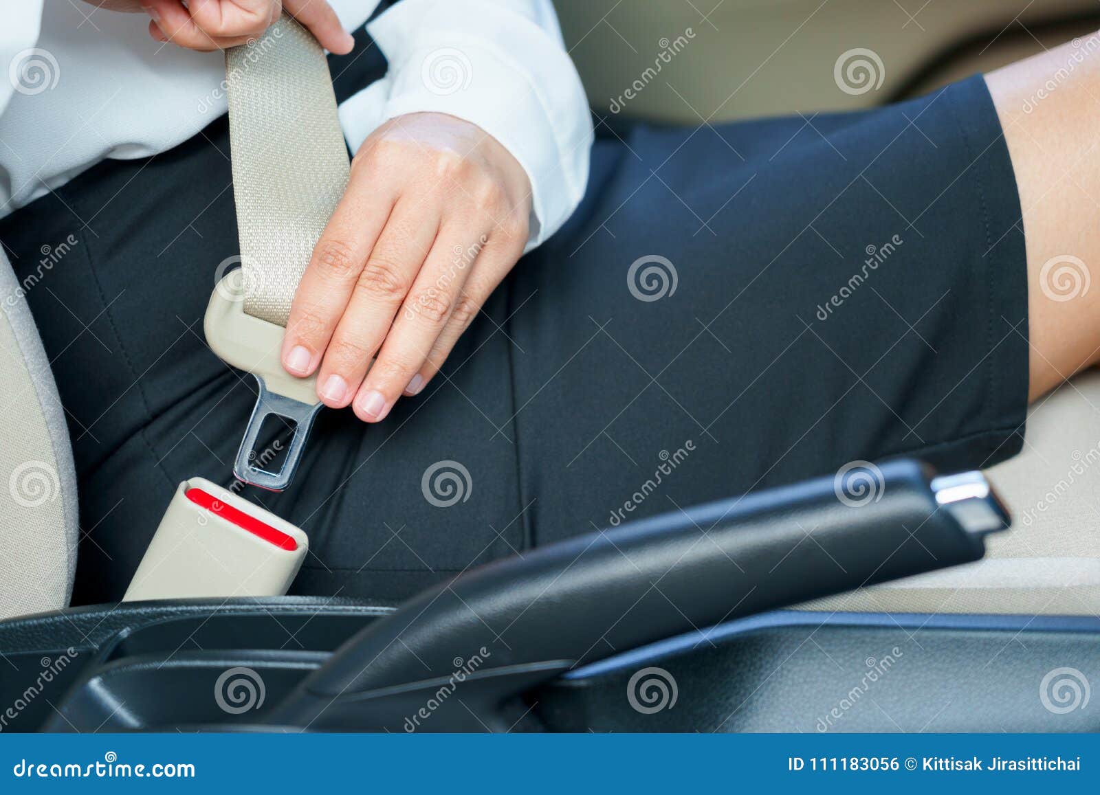 La mujer embarazada en el coche usando el cinturón de seguridad, vista  lateral Fotografía de stock - Alamy