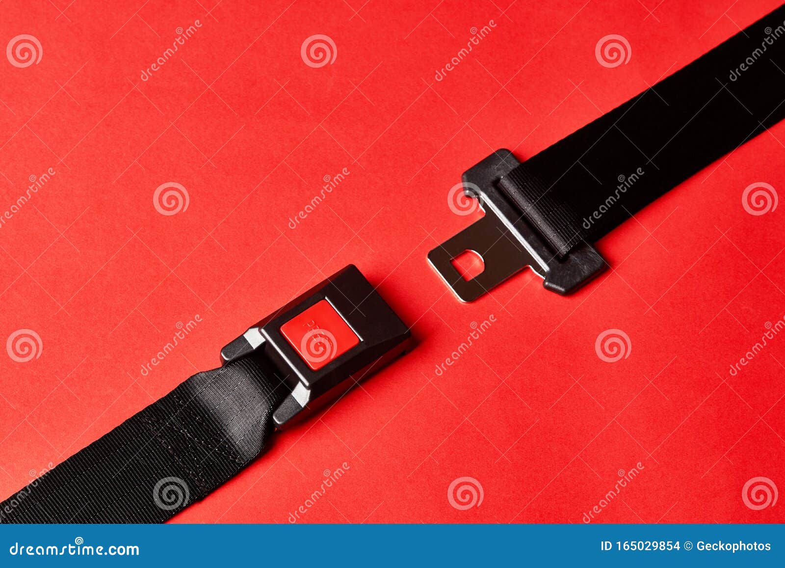 Cintura Di Sicurezza Allacciata Su Sfondo Rosso Con Spazio Di Copia,  Chiusura Fotografia Stock - Immagine di avvertimento, copia: 165029854