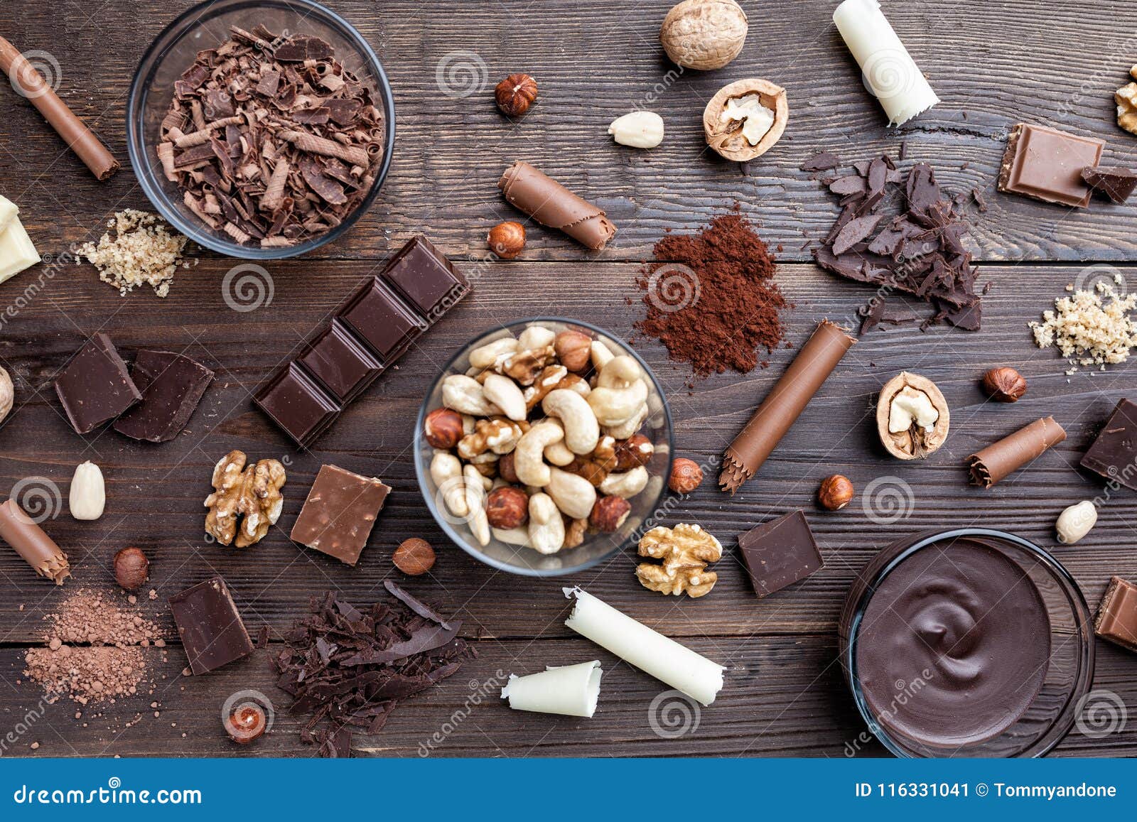 Cioccolato delizioso su fondo di legno