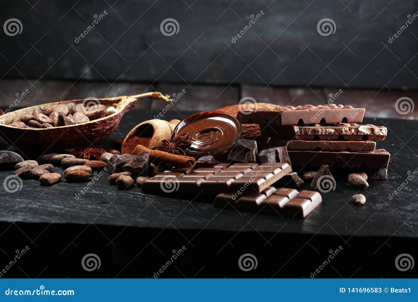 Cioccolato Di Fusione O Cioccolato Fuso Con Un Turbinio E Una Pila Del Cioccolato Chip E