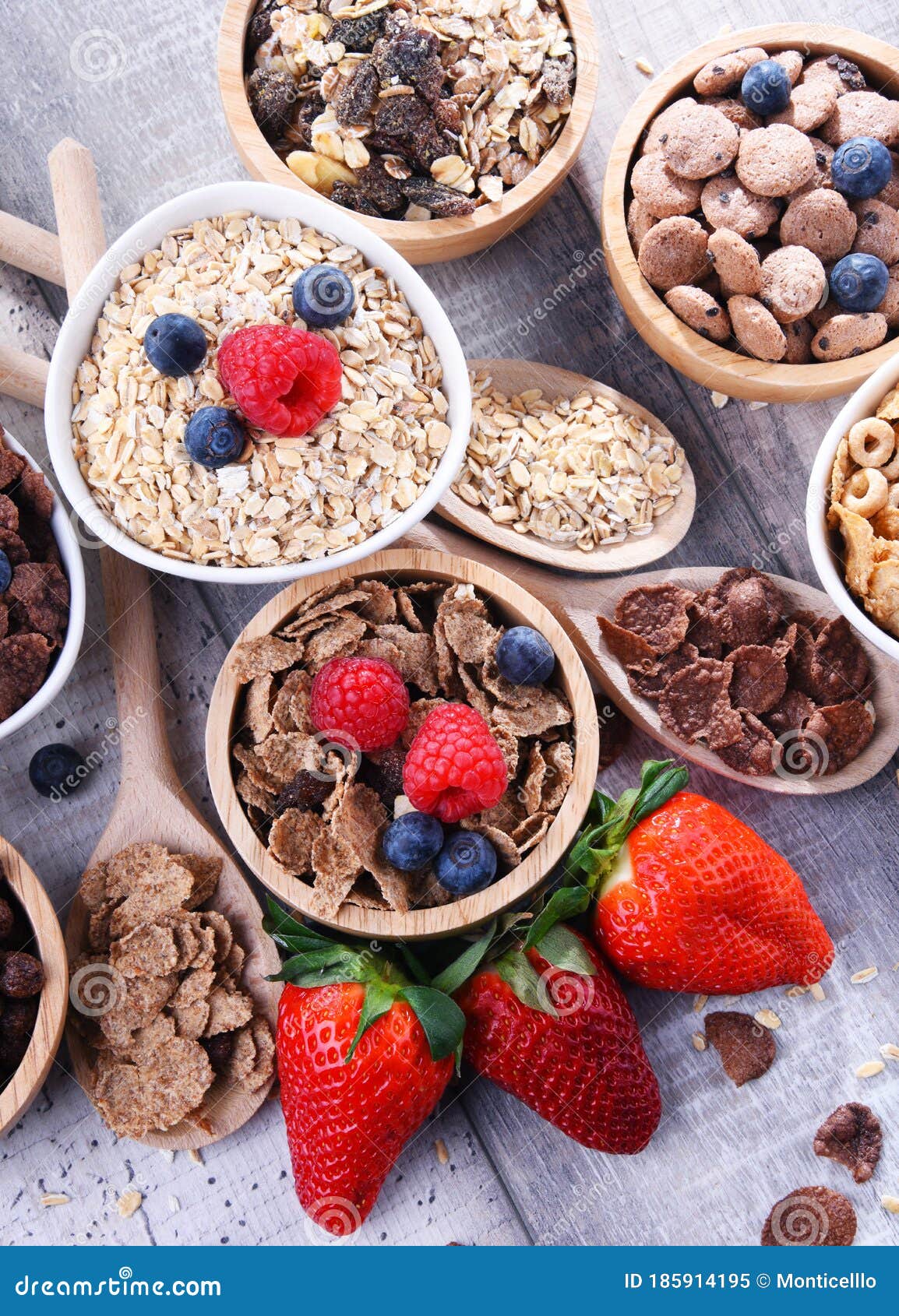 Ciotole Con Diversi Tipi Di Prodotti a Base Di Cereali Per Colazione  Immagine Stock - Immagine di drogheria, alimentazione: 185914195