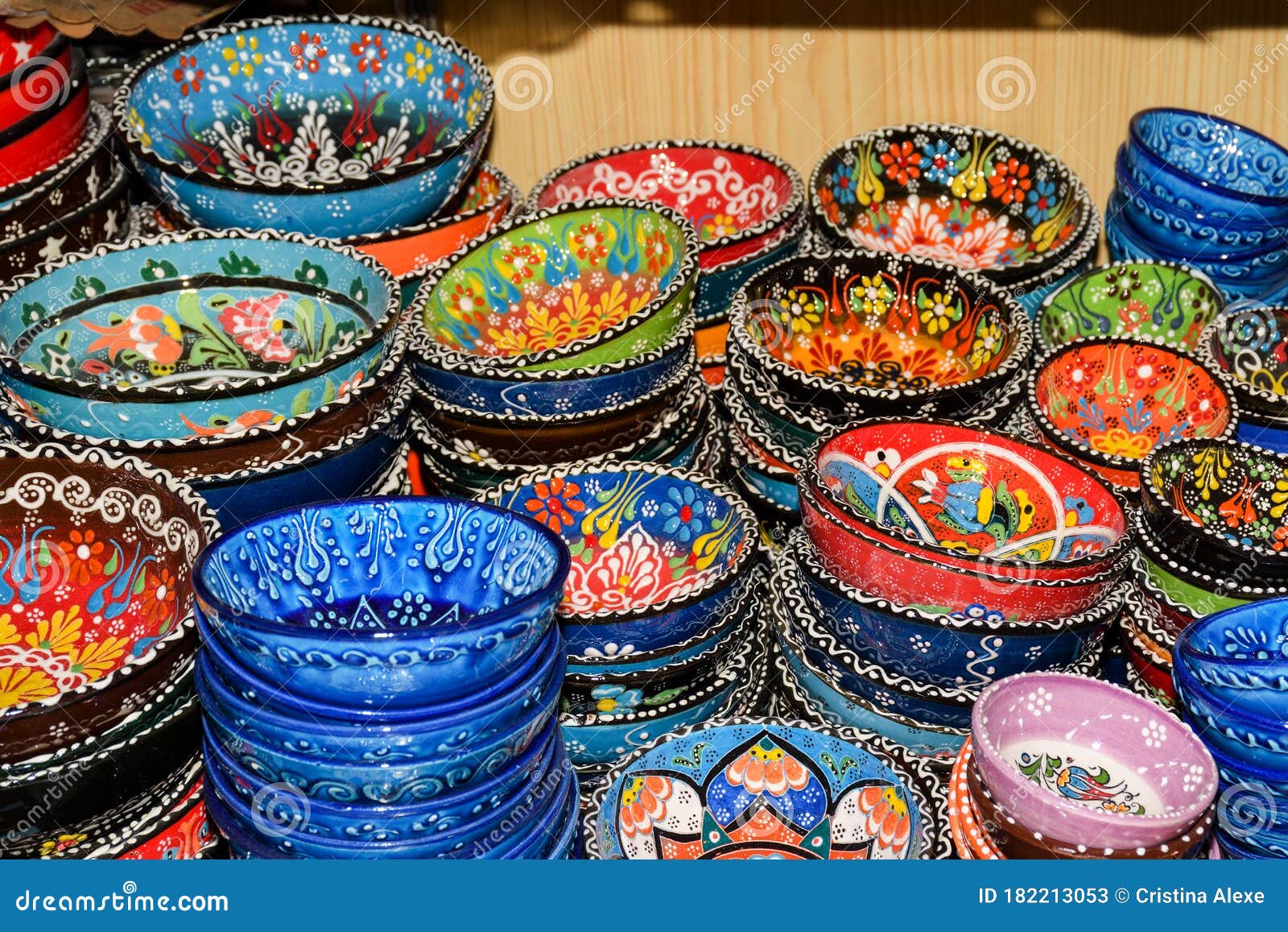 Ciotole Di Ceramica Colorate Orientali in Vendita Sul Grande Bazar Di  Istanbul Turkey Tureens in Chiusura Del Mercato Artigianale. Fotografia  Stock Editoriale - Immagine di orientale, bazar: 182213053