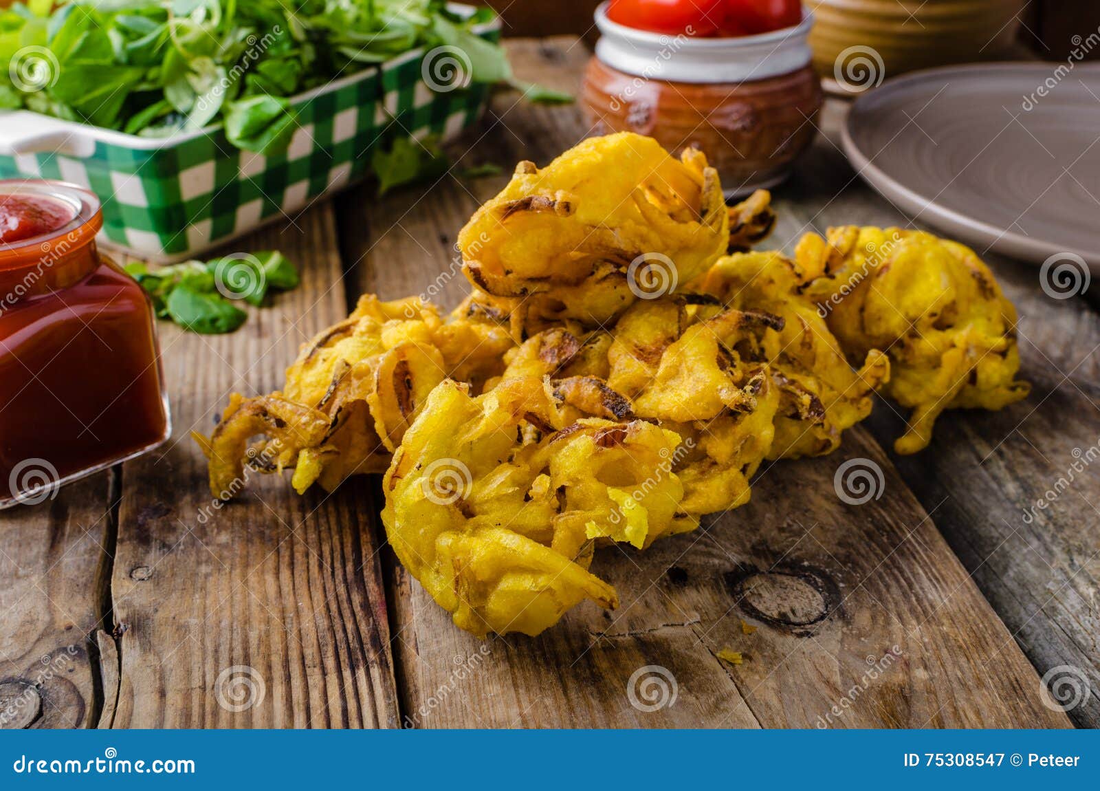 Cipolla croccante Bhaji, alimento delizioso della via, semplice fare, molto velocemente