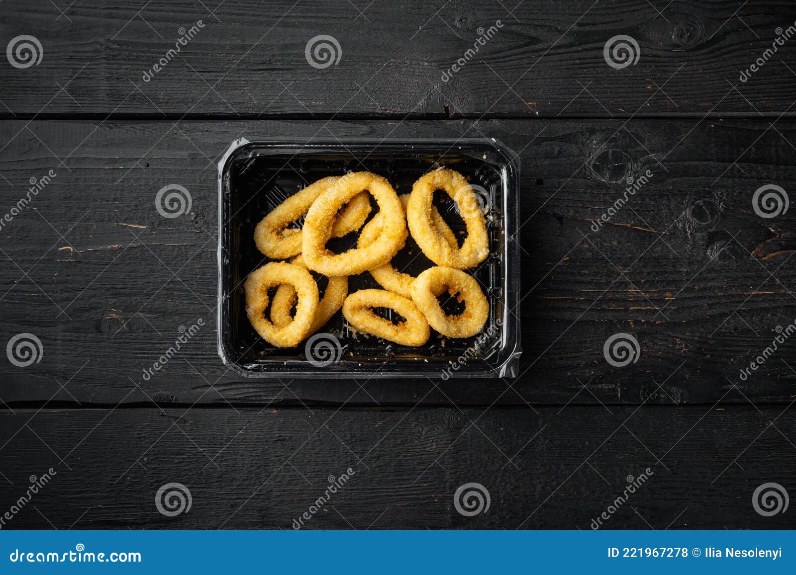 Cipolla Fritta Croccante O Sacchetto Di Plastica Con Anello Di Calamari Su  Fondo Di Fondo Di Legno Nero, Piano Piano Con Spazio Di Fotografia Stock -  Immagine di pacchetto, calamaro: 221967278