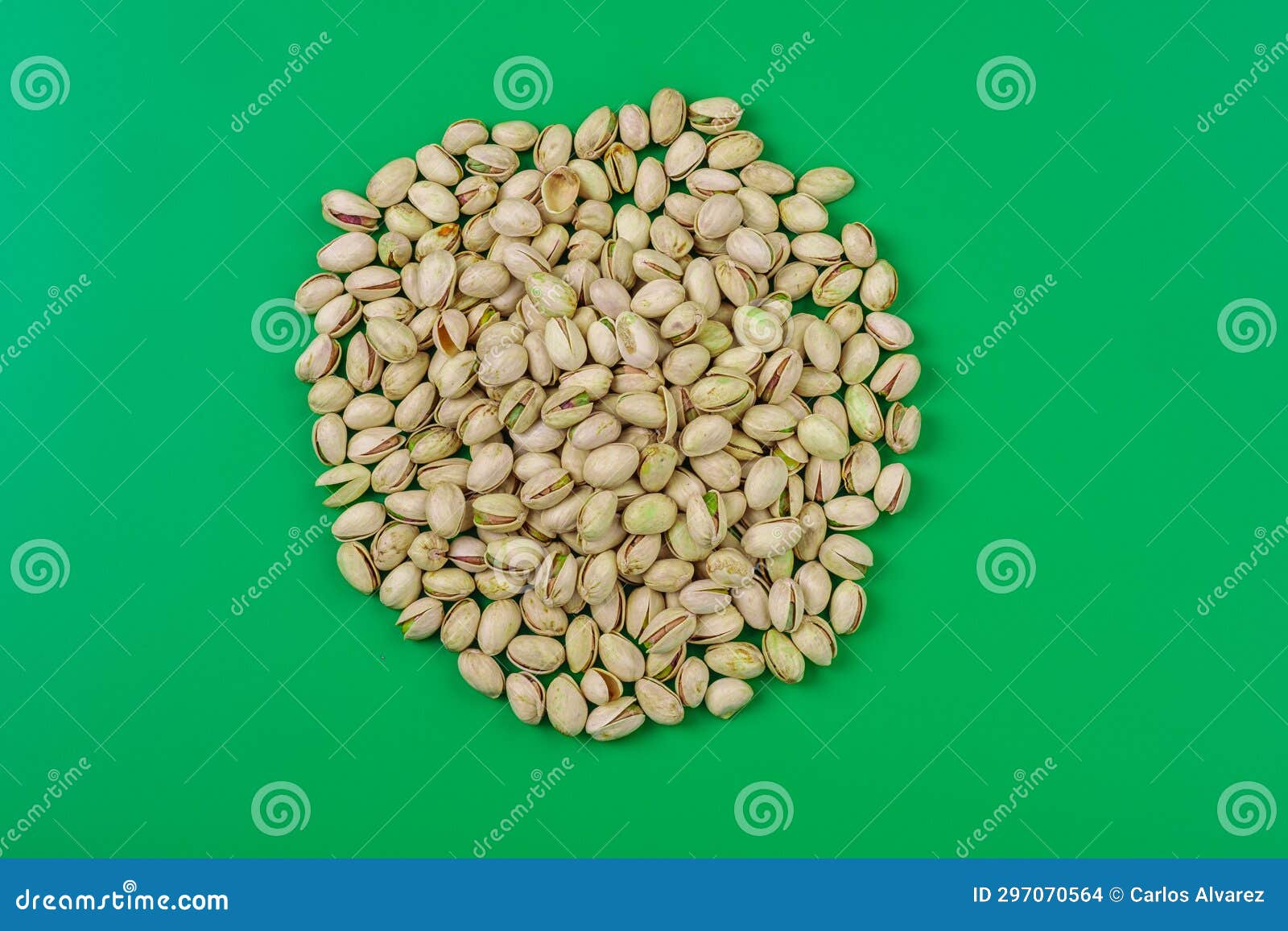 circulo de pistachos sobre fondo verde